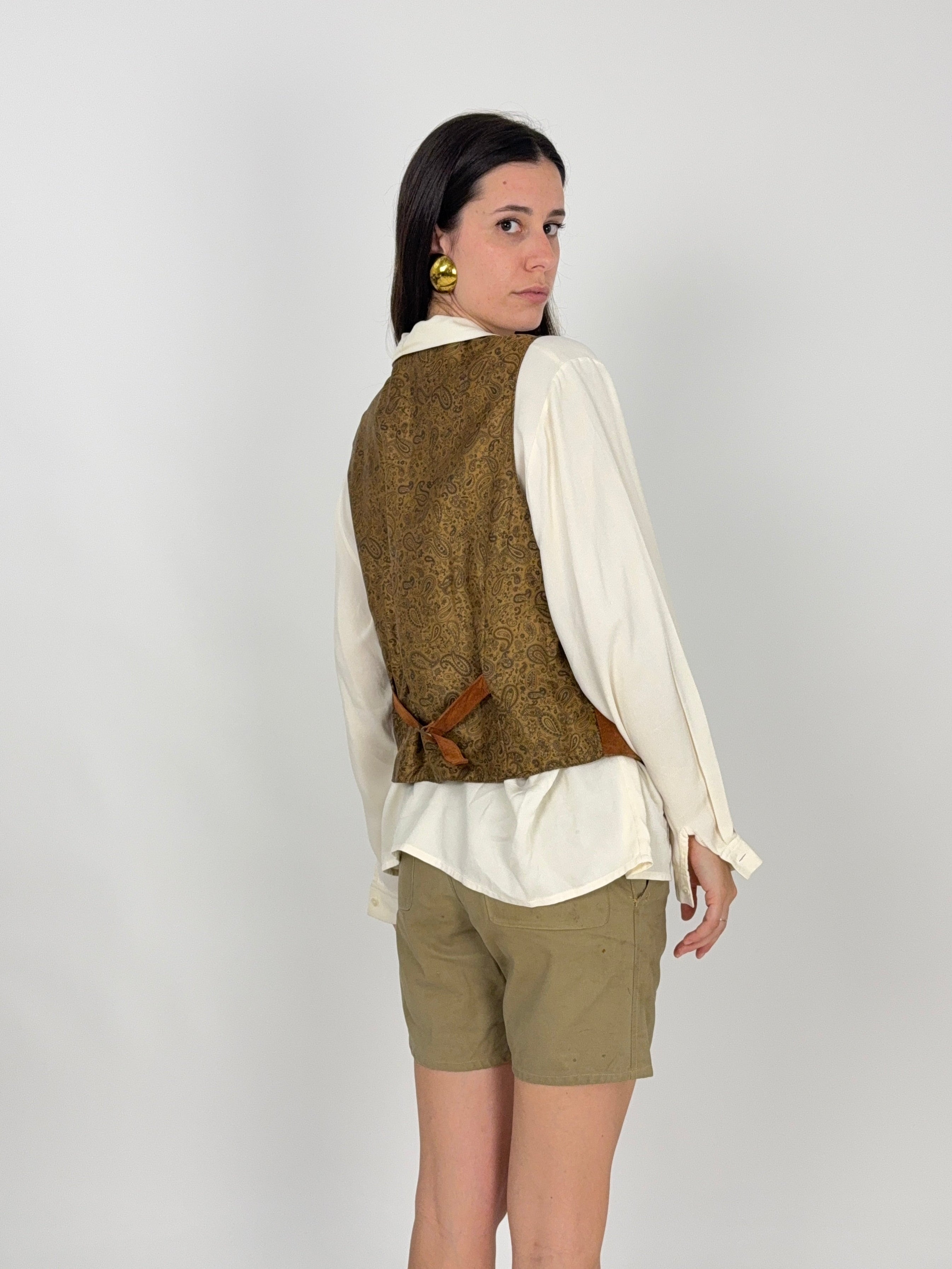 Gilet vintage donna camoscio anni '70 - vista posteriore jacquard paisley indossato