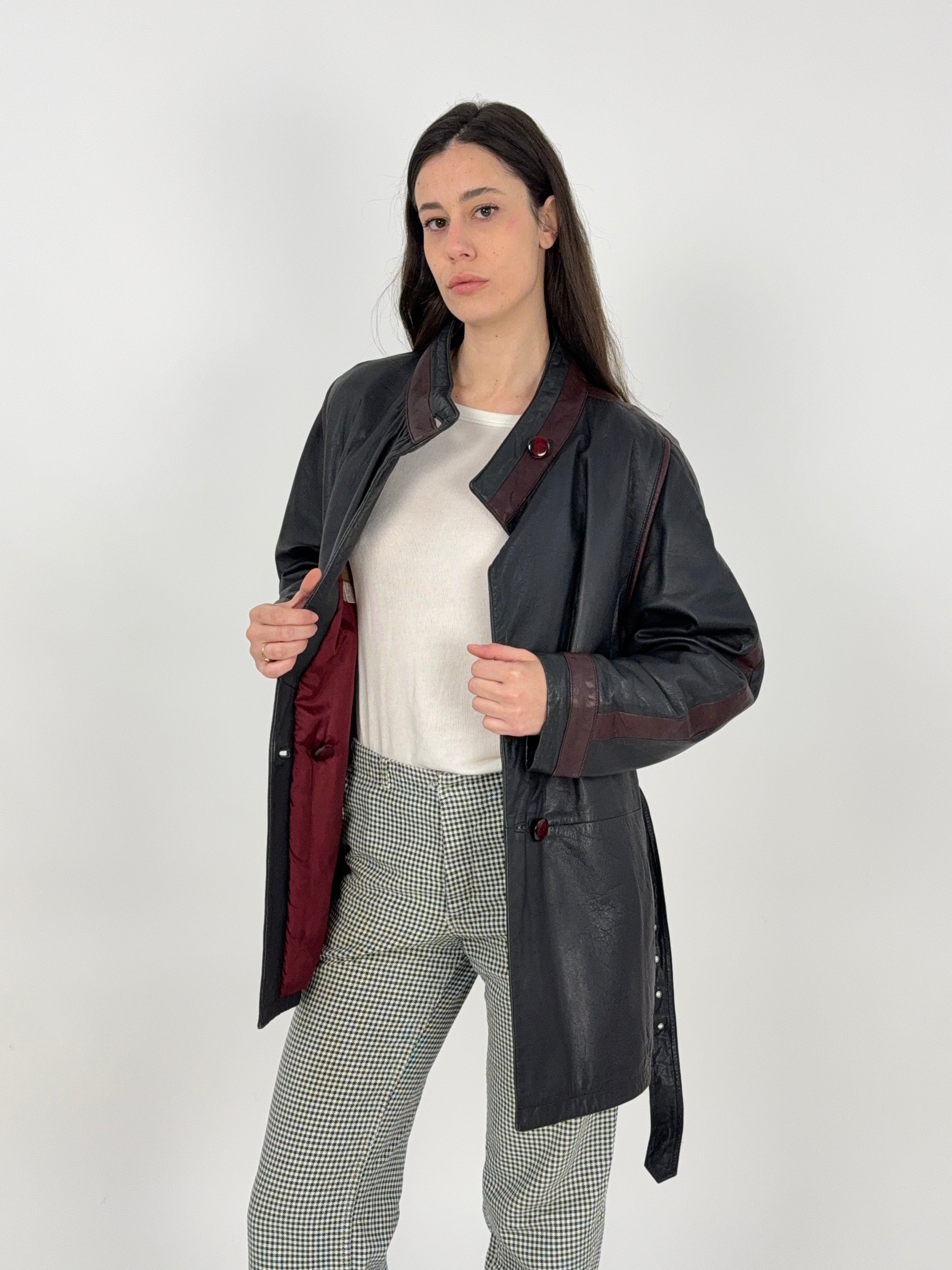 giacca in pelle vintage da donna nera con rifiniture prugna e fodera rossa
