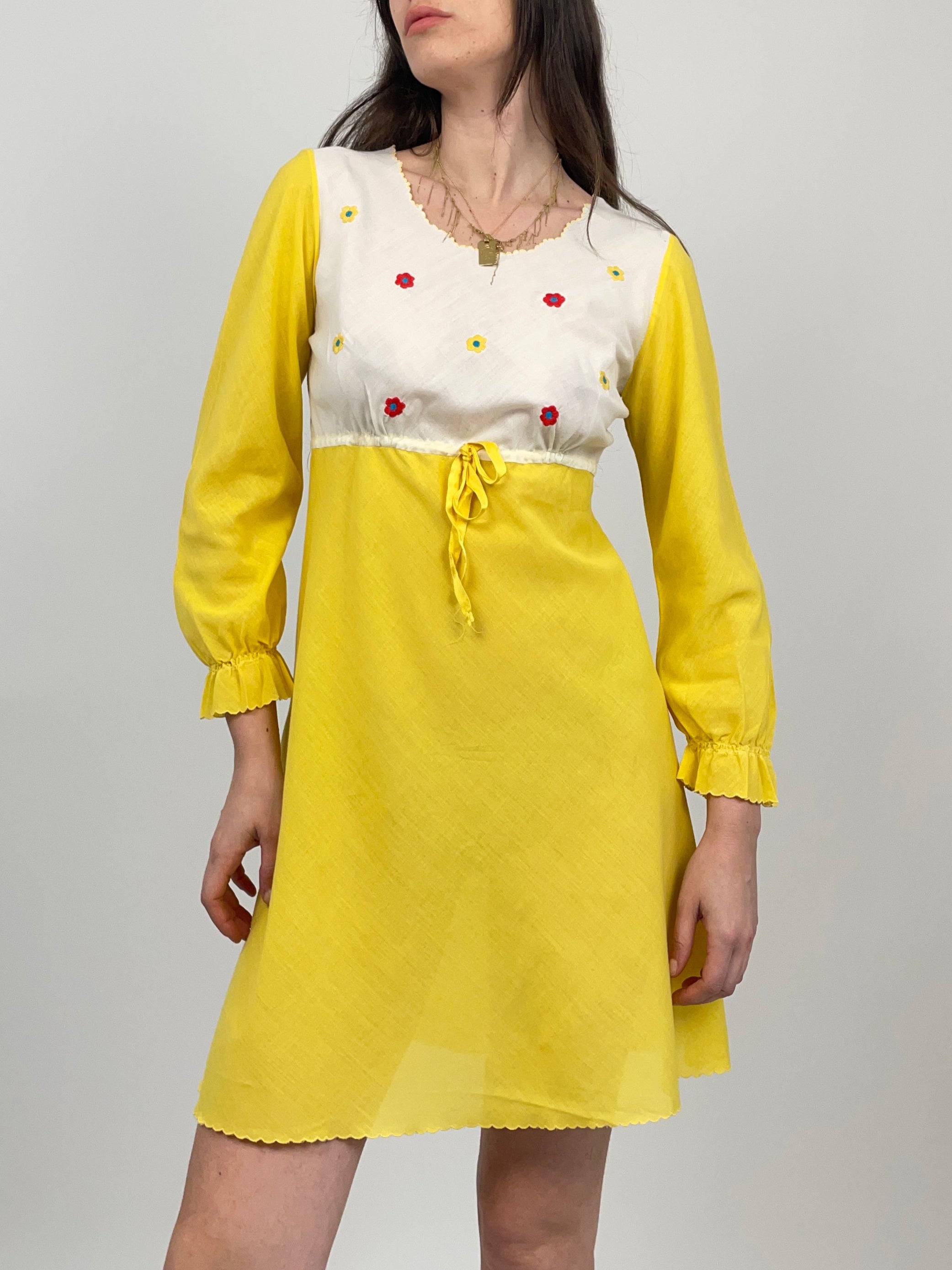 abito-corto-con-fiorellini-ricamati-colore-giallo