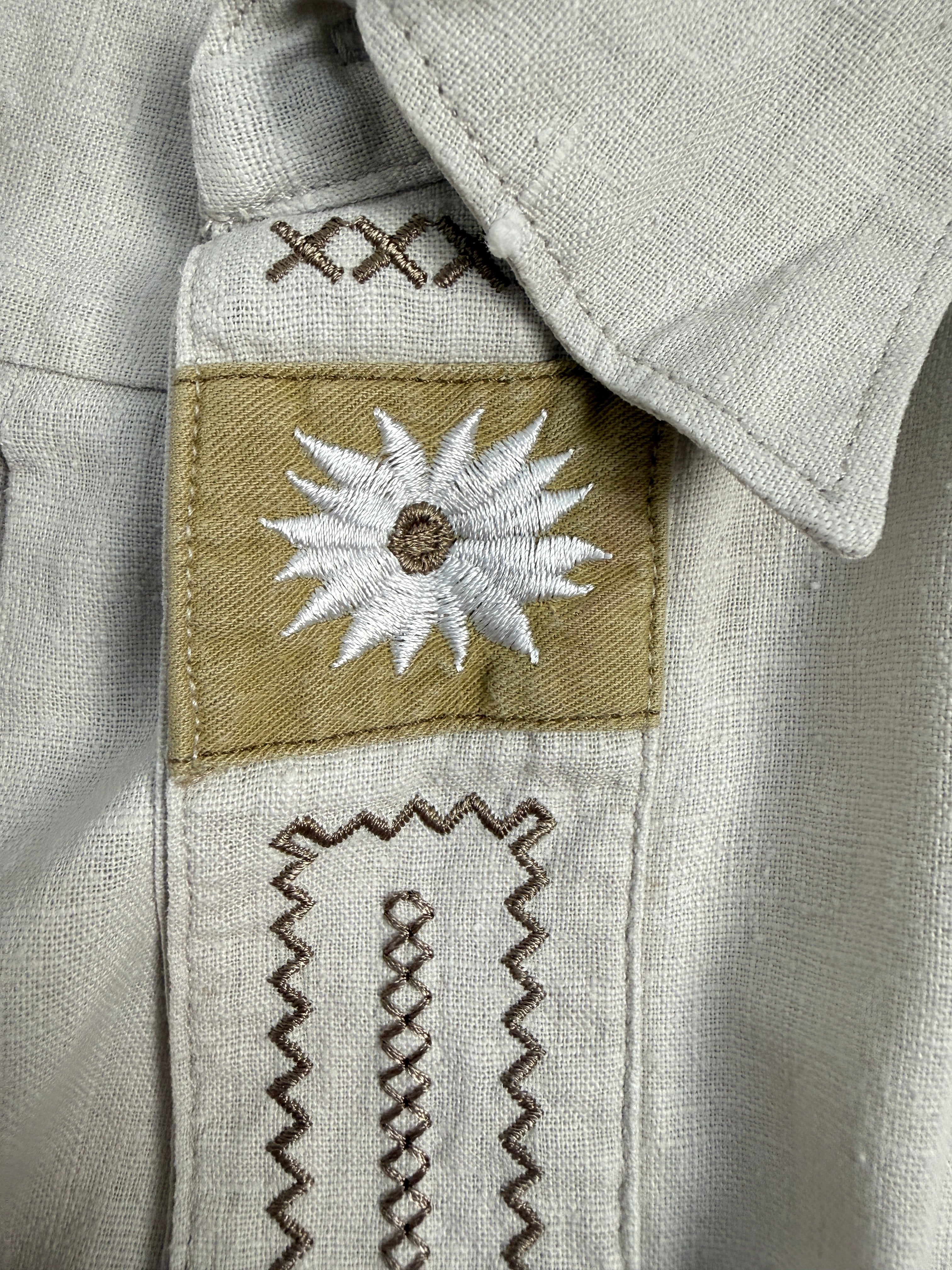 Camicia Rinaldo Shirt - dettaglio ricami etnici punto croce e patch Edelweiss