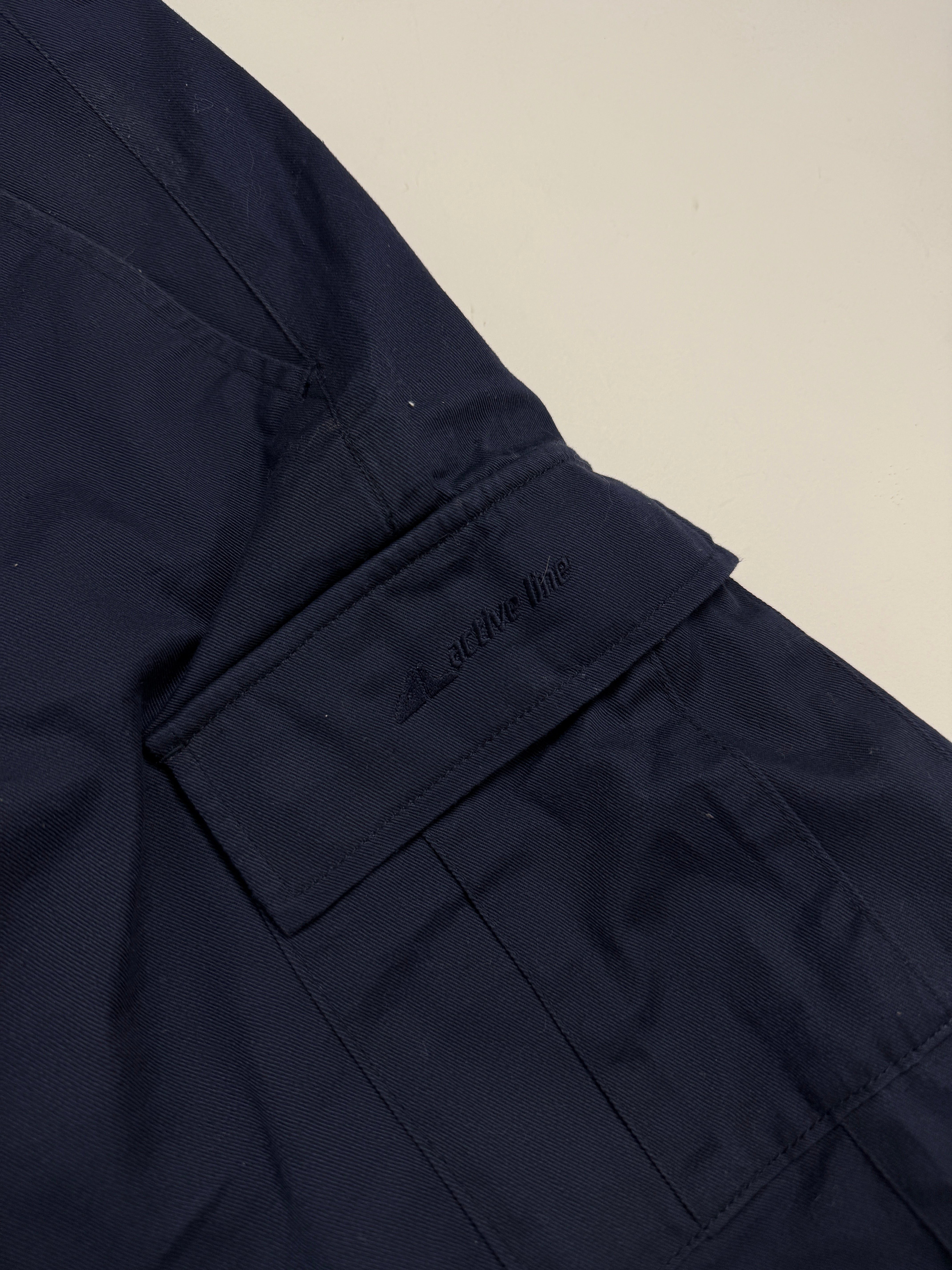 Bermuda cargo Active Line - dettaglio tasca cargo con patta