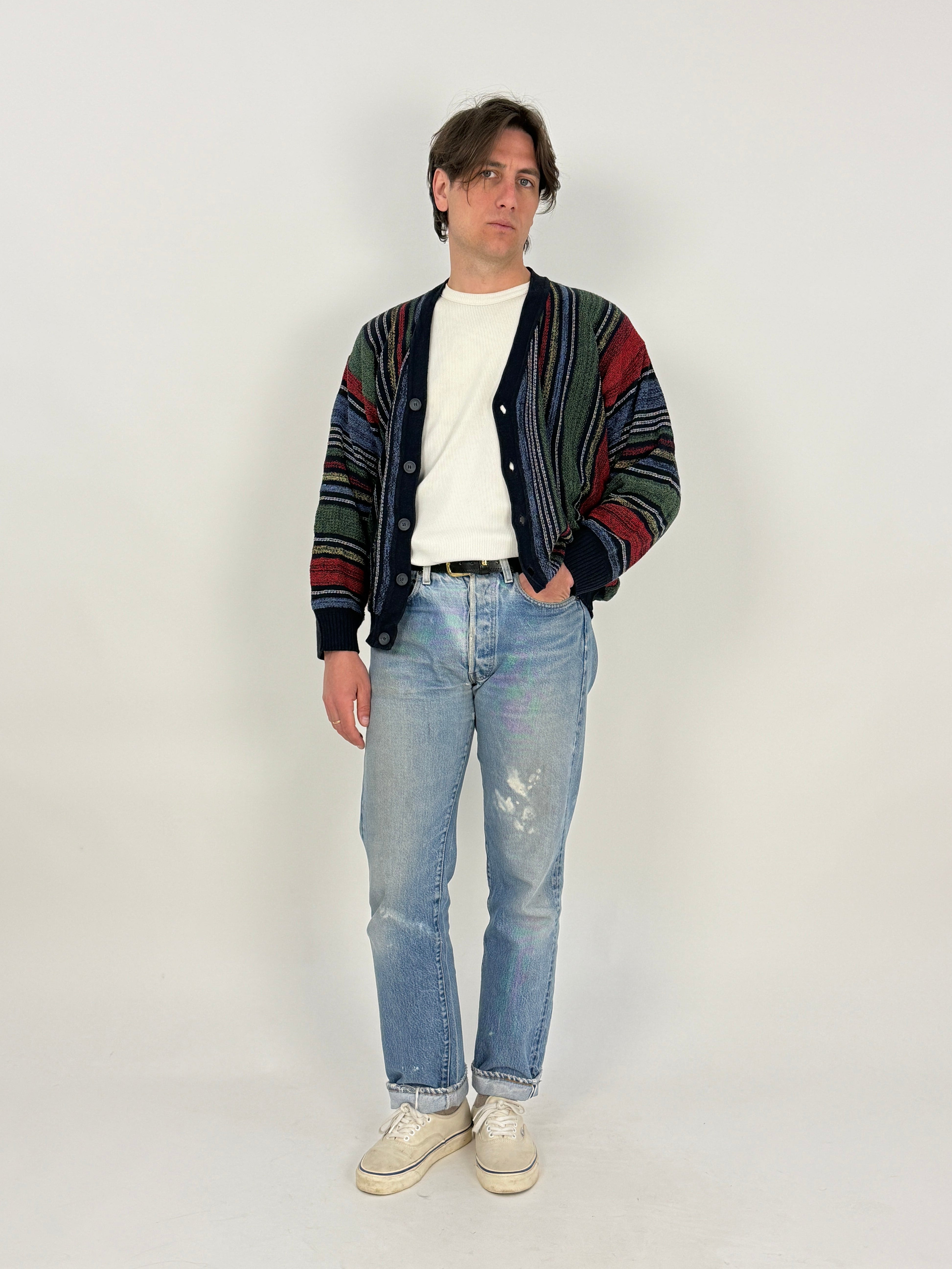 cardigan vintage da uomo in cotone colorato indossato con jeans t-shirt bianca e scarpe vans, per un look casual da tutti i giorni