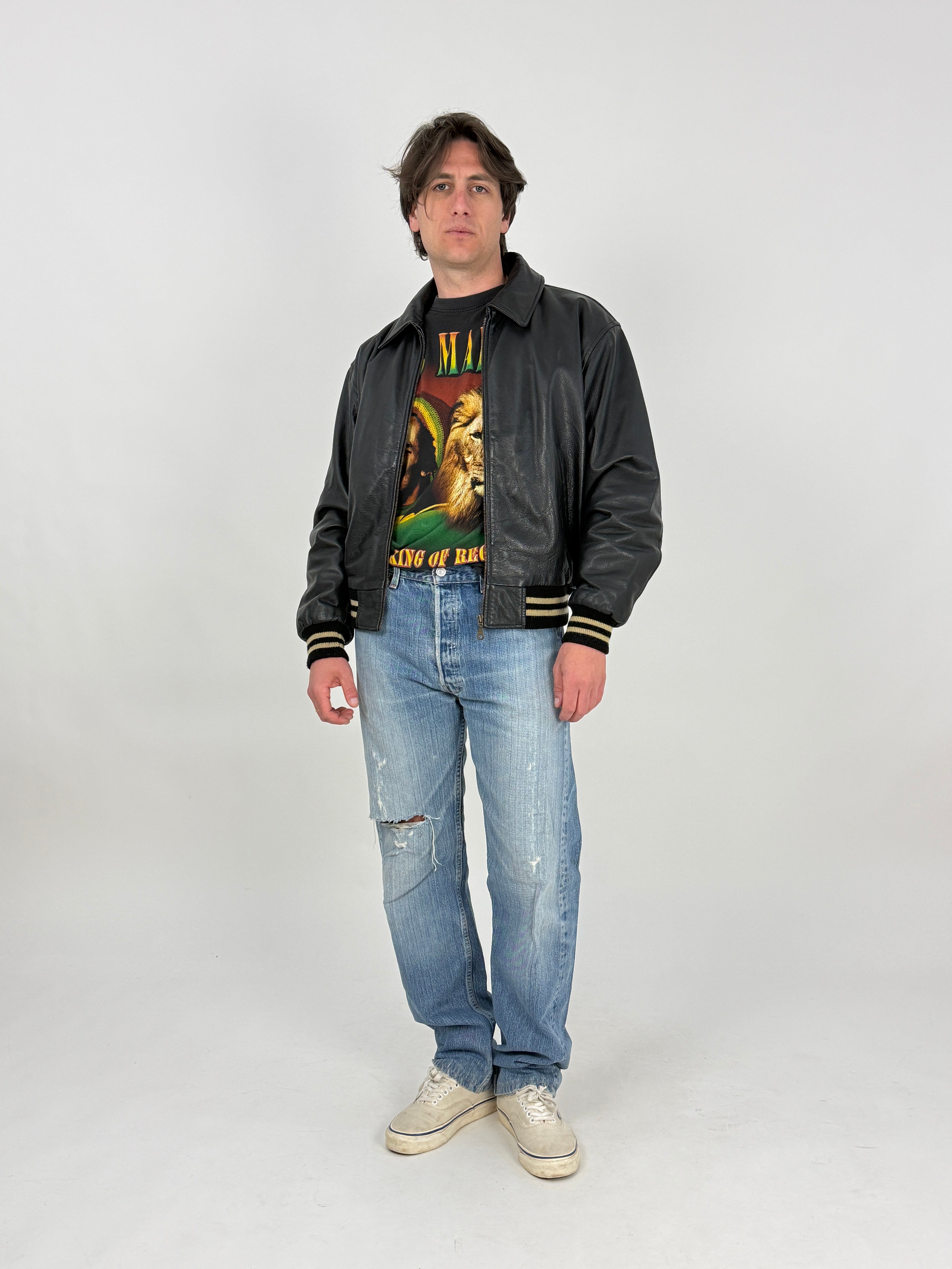 bomber in vera pelle nera vintage da uomo con rifiniture sui bordi in felpa a righe