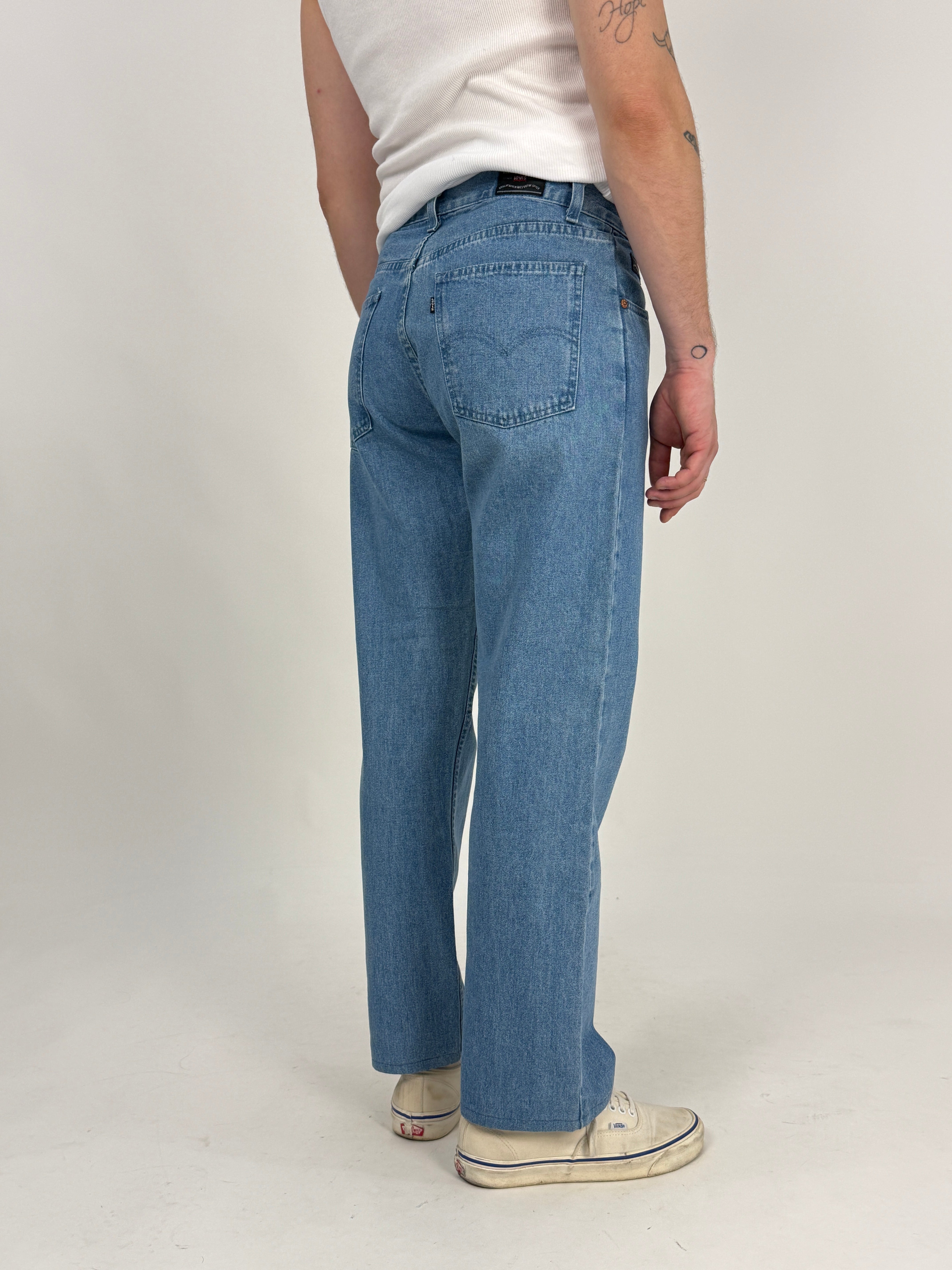 Jeans vintage Levi's Black Tab W32 stone wash - vista posteriore modello