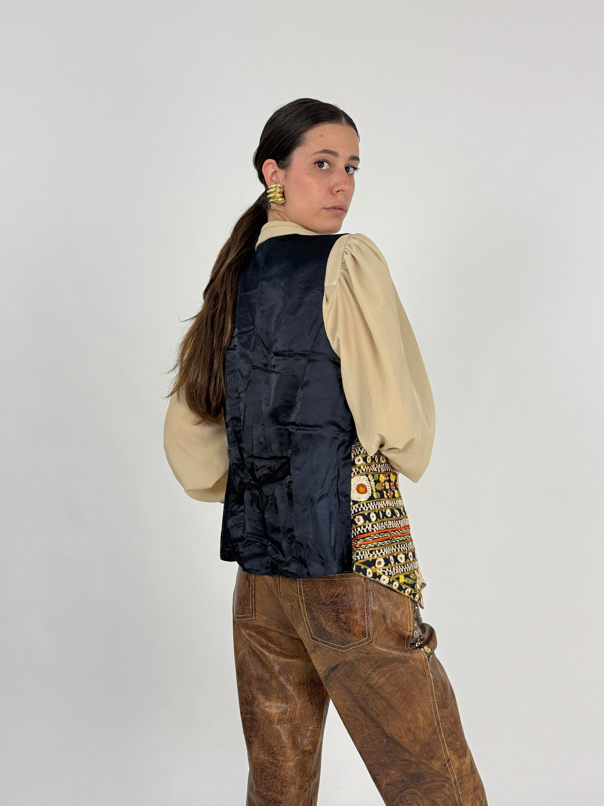 Gilet vintage ricamo folk etnico - vista posteriore modella con retro in raso nero