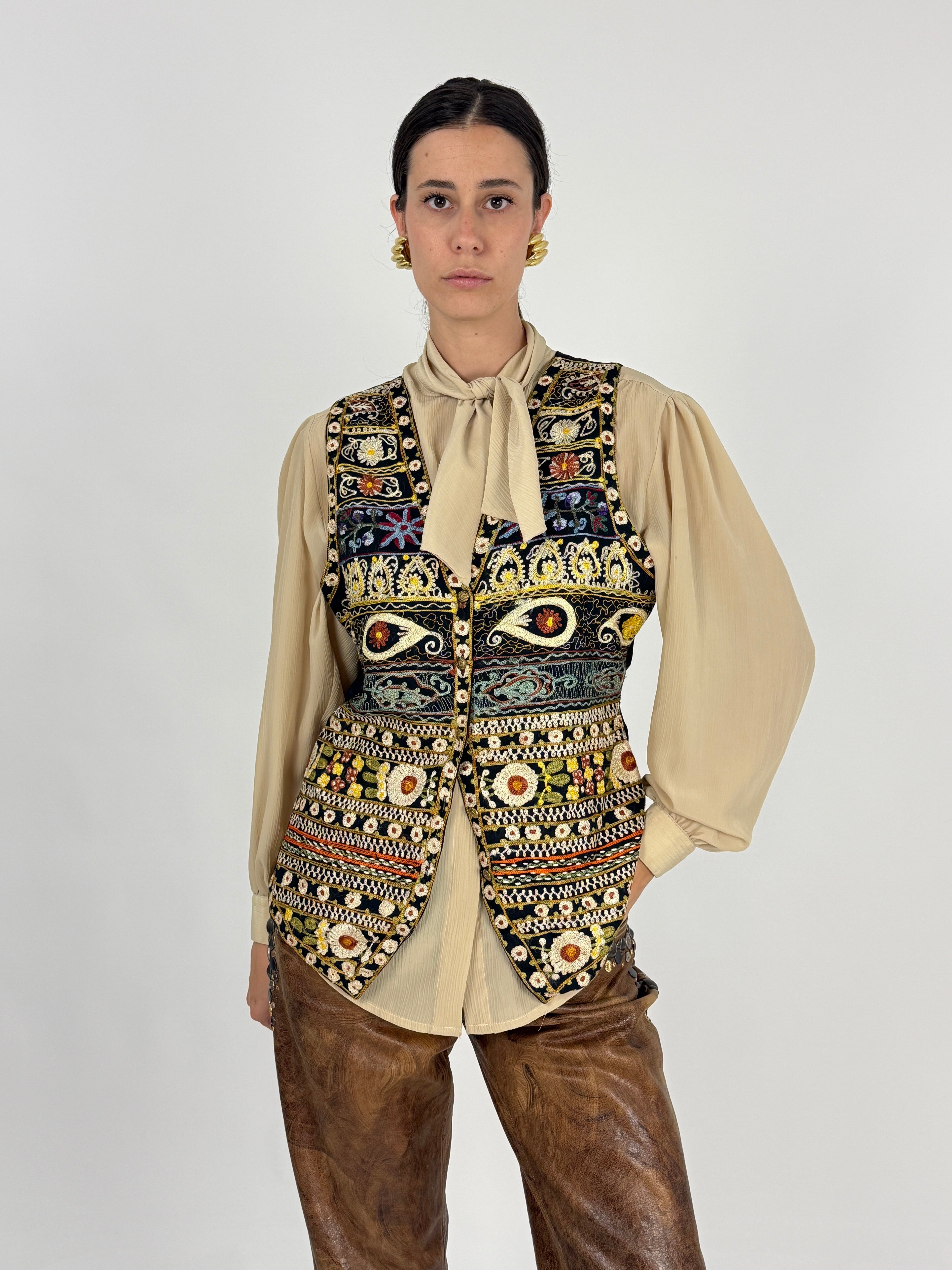 Gilet vintage ricamo folk etnico multicolore - vista frontale modella