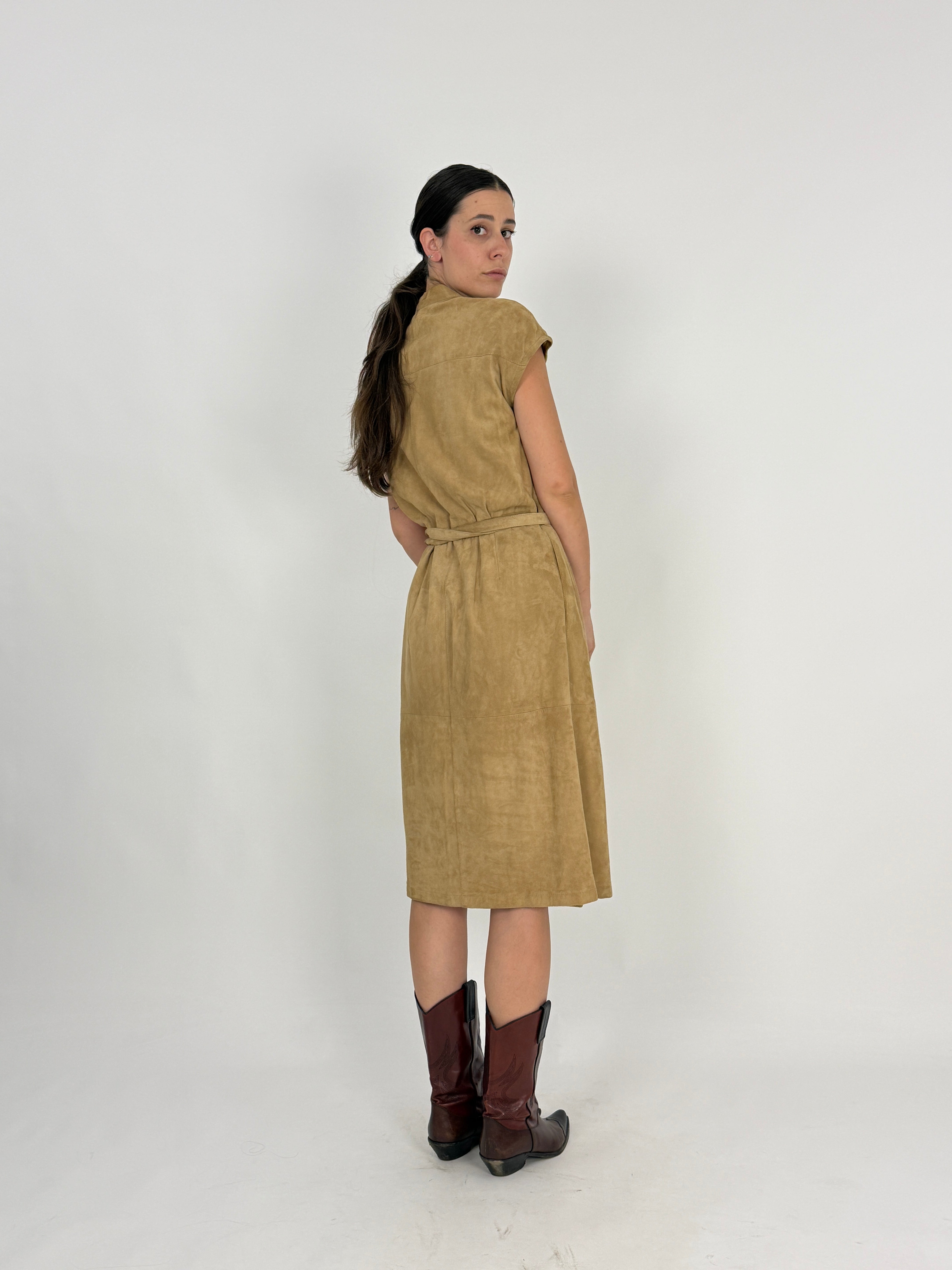 Abito vintage Baren's suede cammello - secondo scatto frontale modella