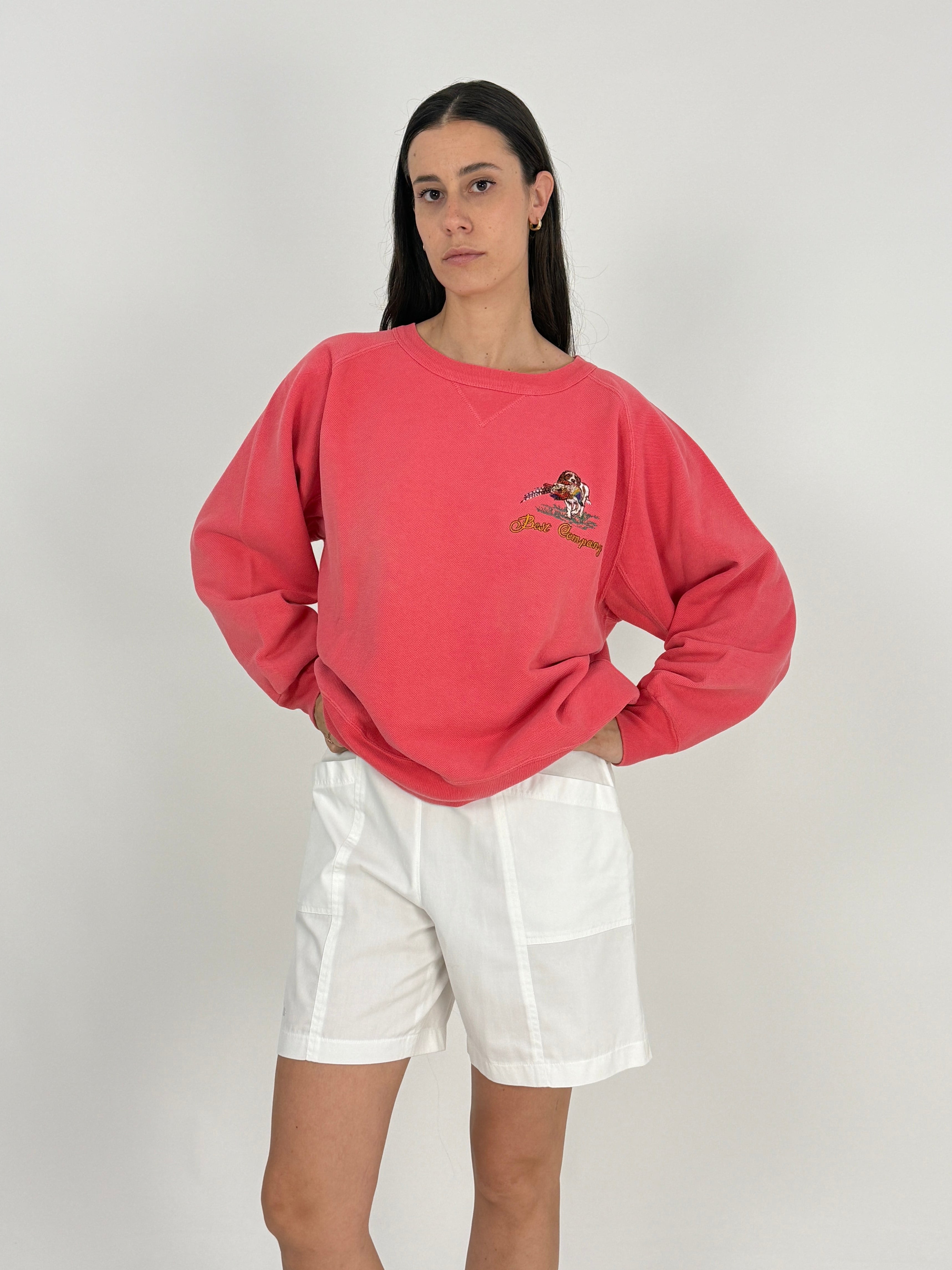Felpa vintage Best Company by Olmes Carretti rosa corallo - vista frontale modella con ricamo petto