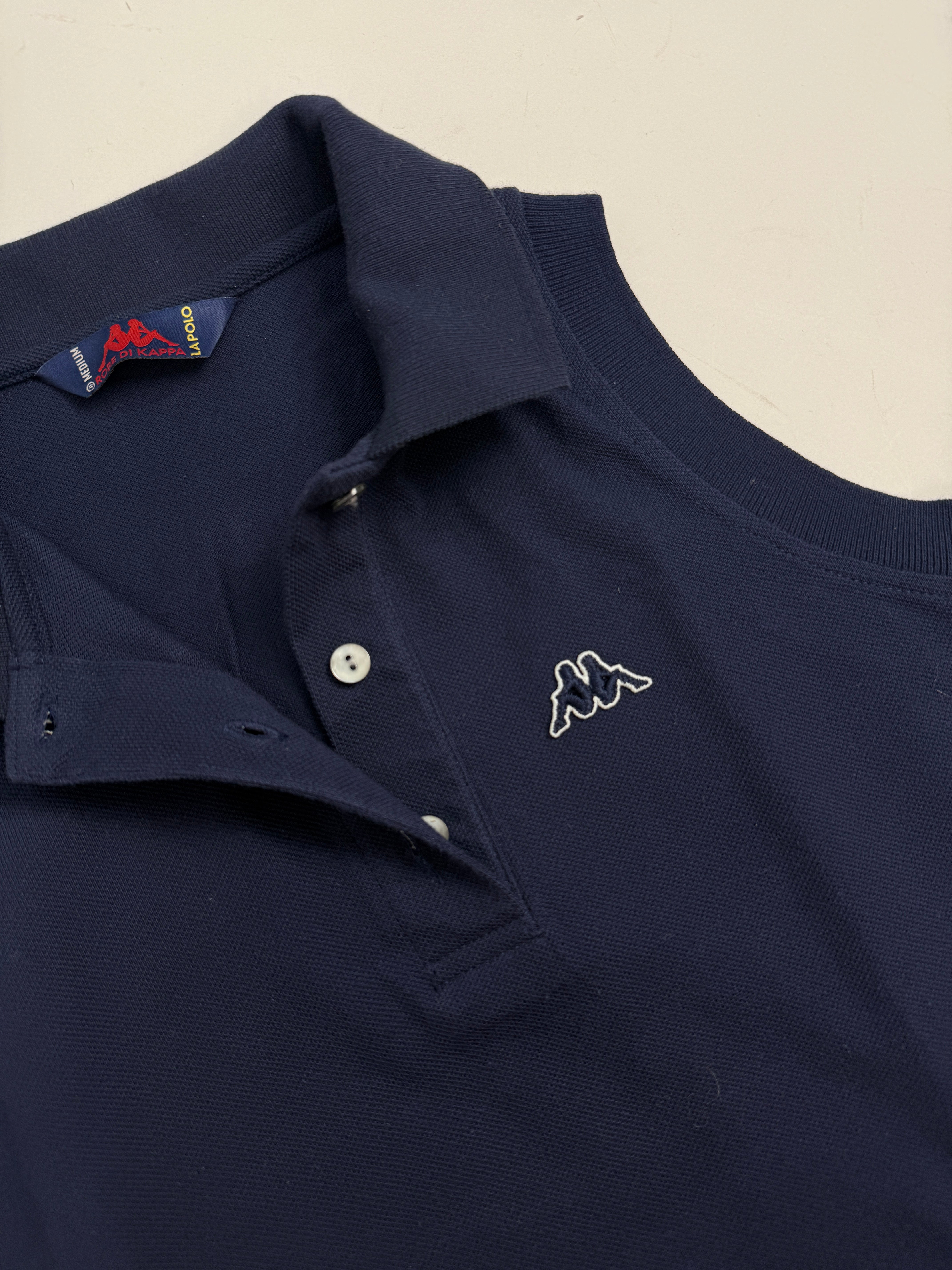 Polo vintage Kappa senza maniche blu navy - dettaglio colletto, bottoni madreperla e logo Omini ricamato