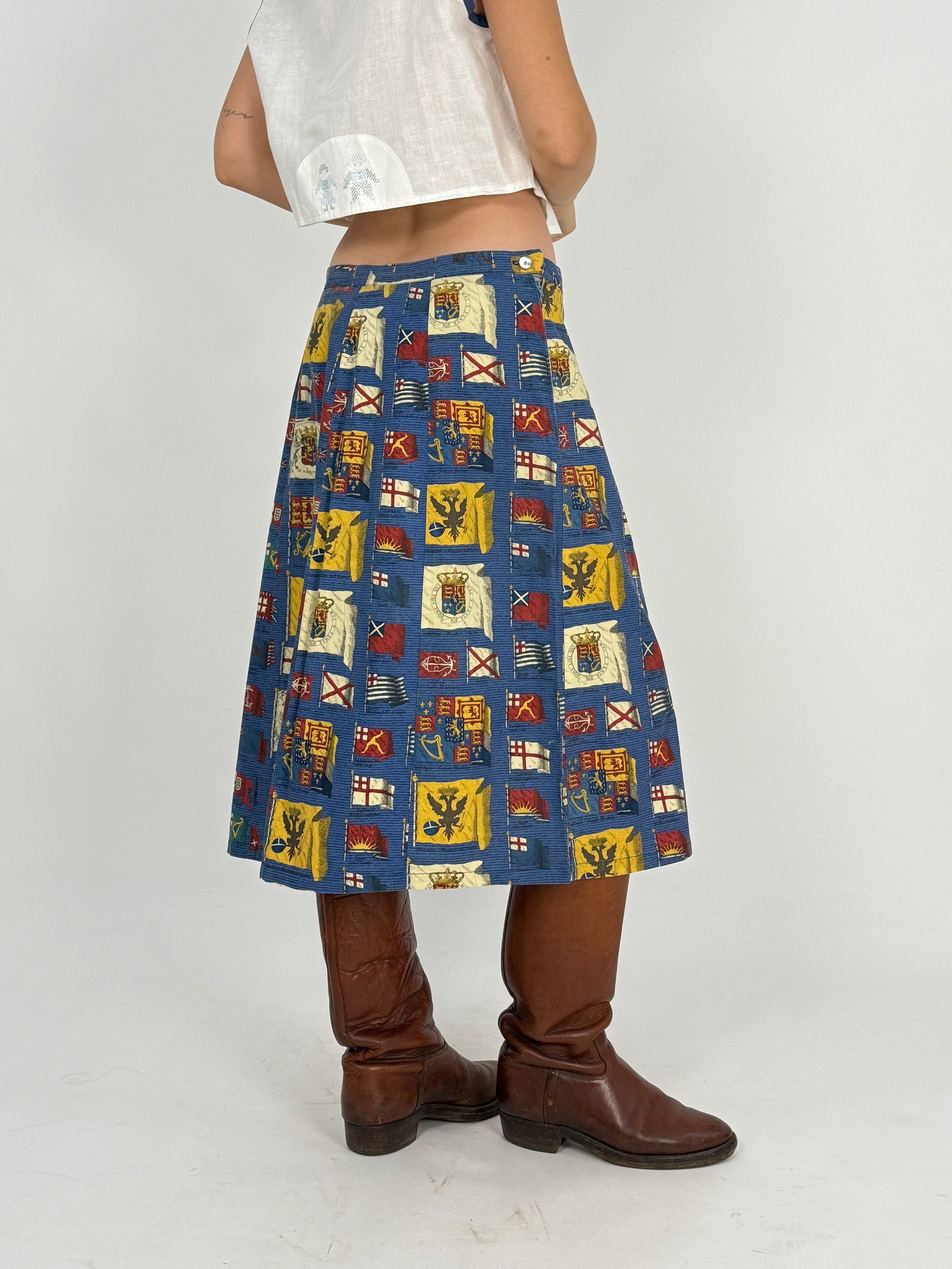Gonna vintage midi a-line stampa araldica bandiere blu navy - vista posteriore modella
