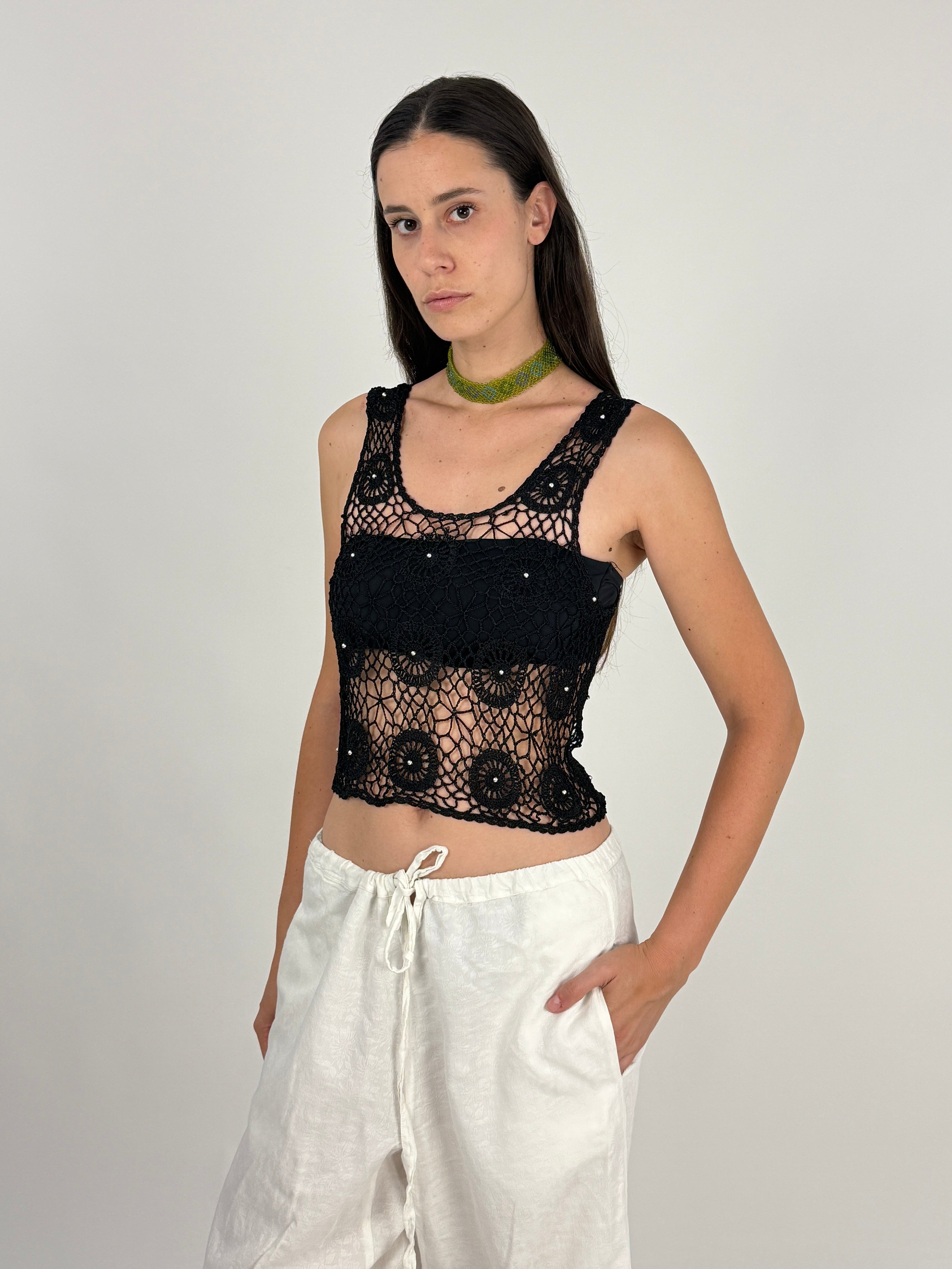 Crop top crochet traforato nero strass - vista frontale modella