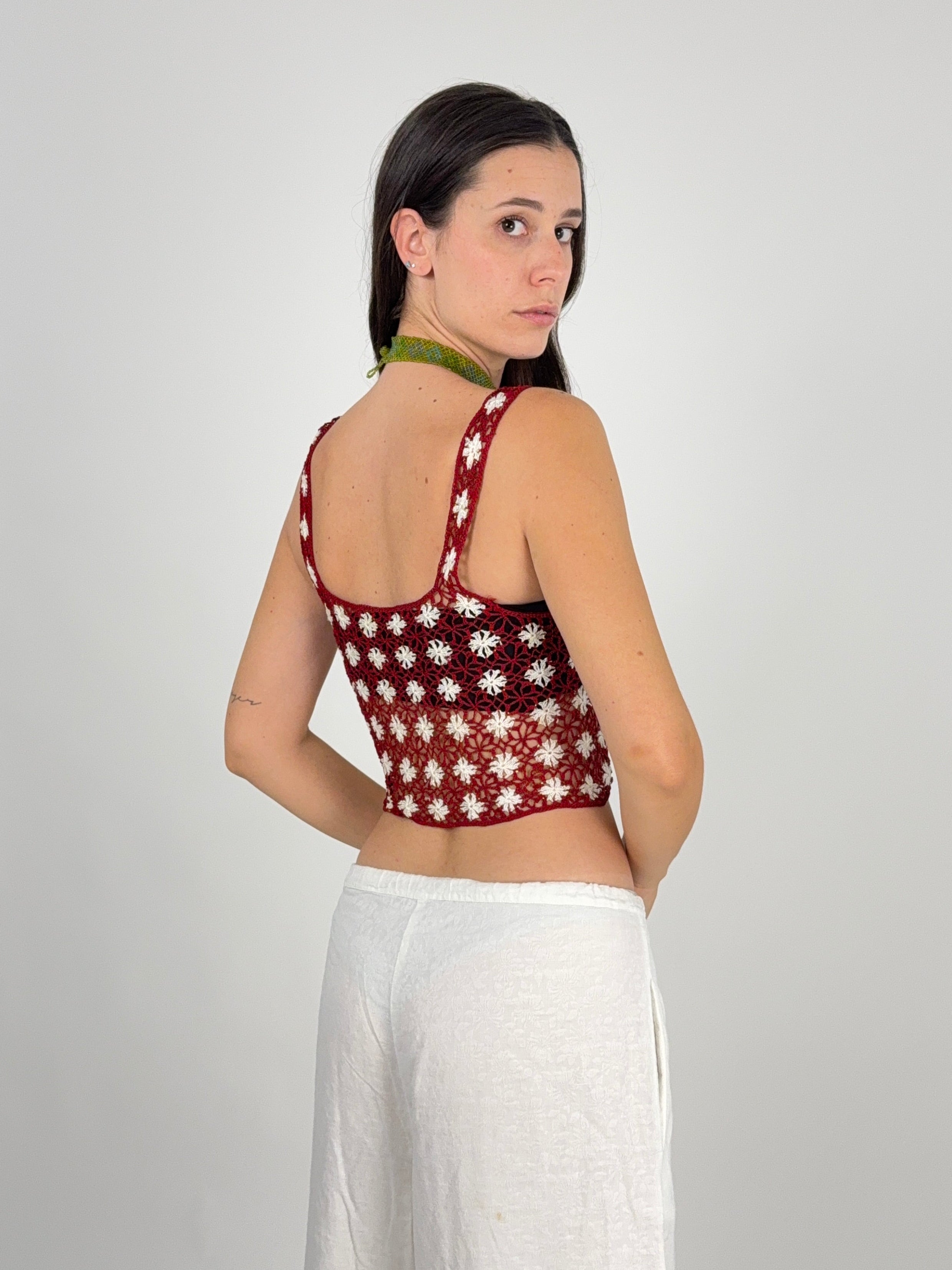 Crop top crochet traforato bordeaux - vista posteriore modella