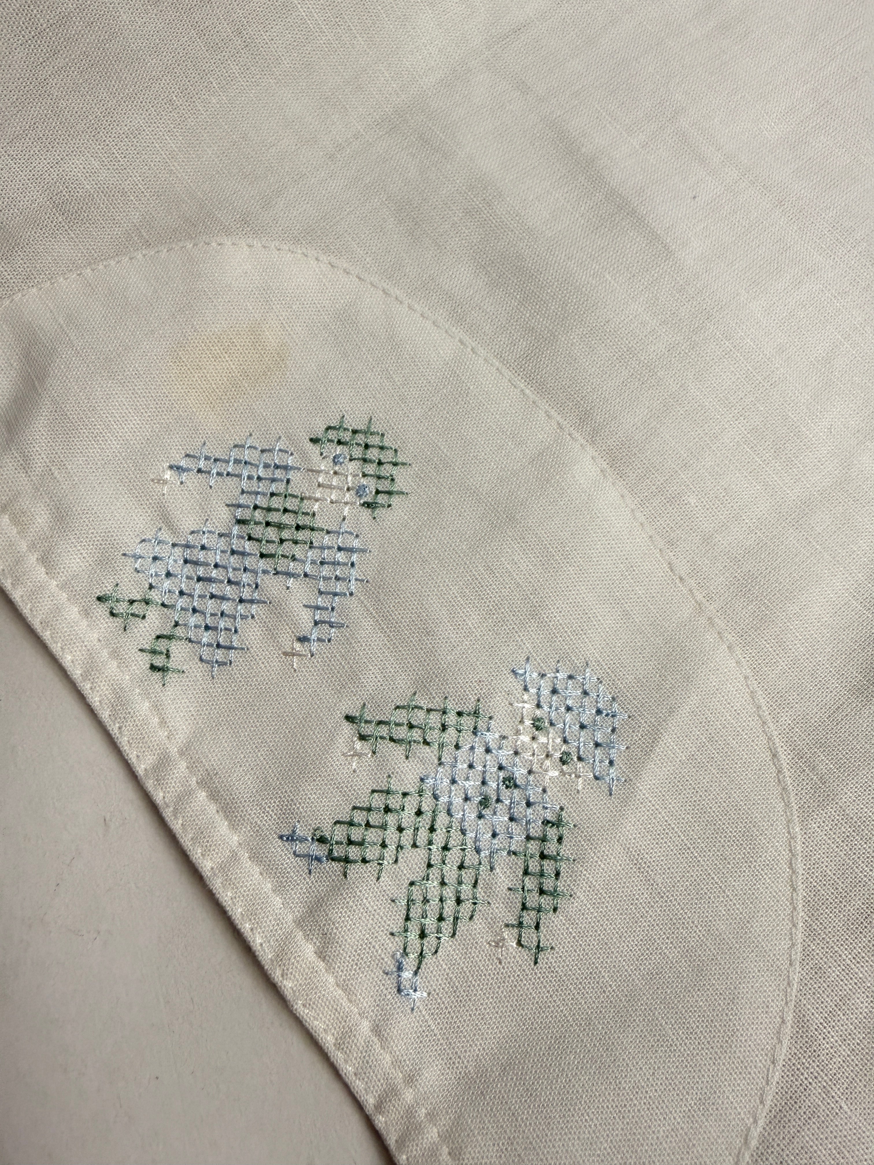Gilet Giesswein - dettaglio ricamo punto croce sul retro