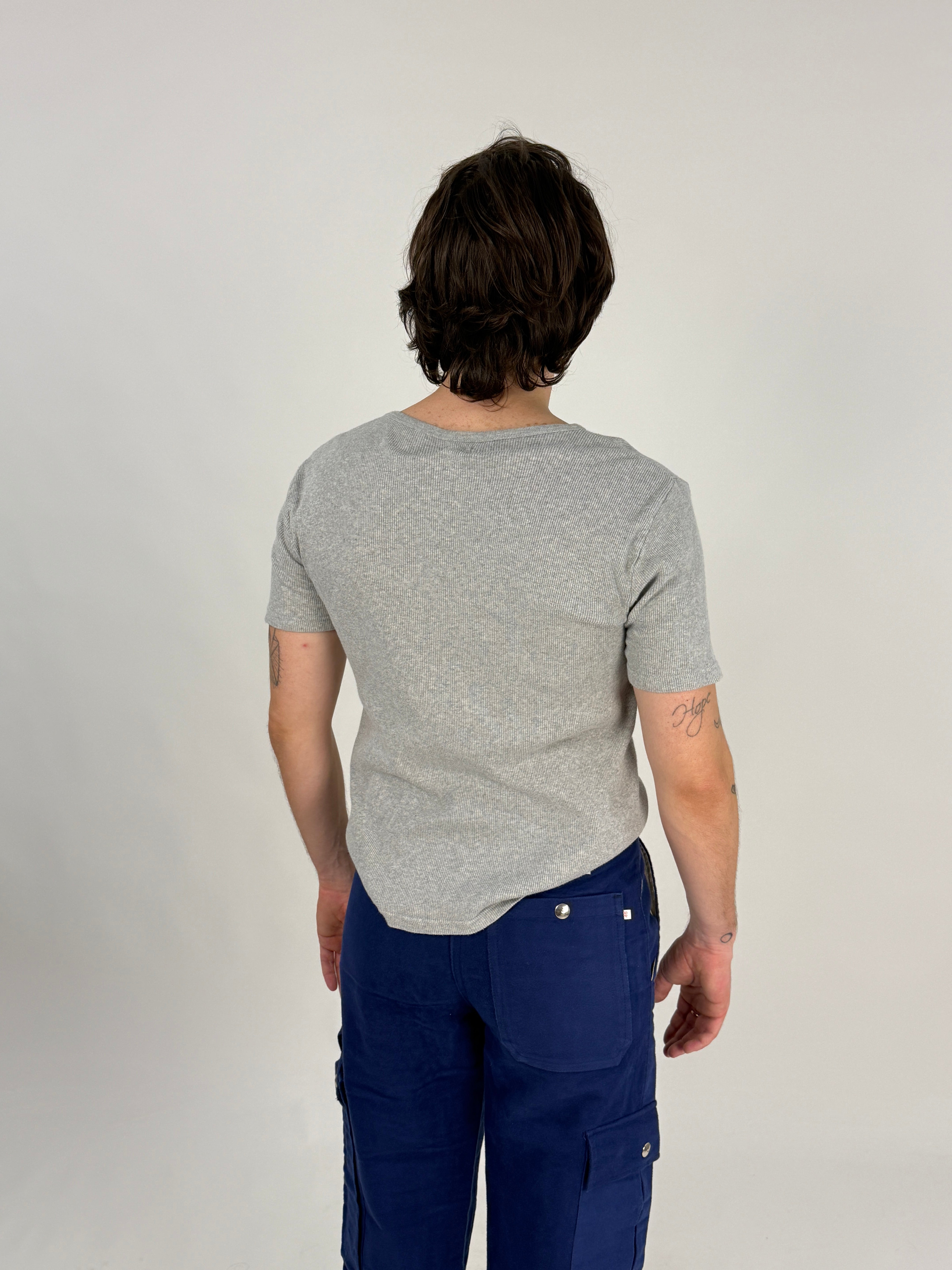 T-shirt a costine vintage Levi's Red Tab grigio mélange - vista posteriore modello