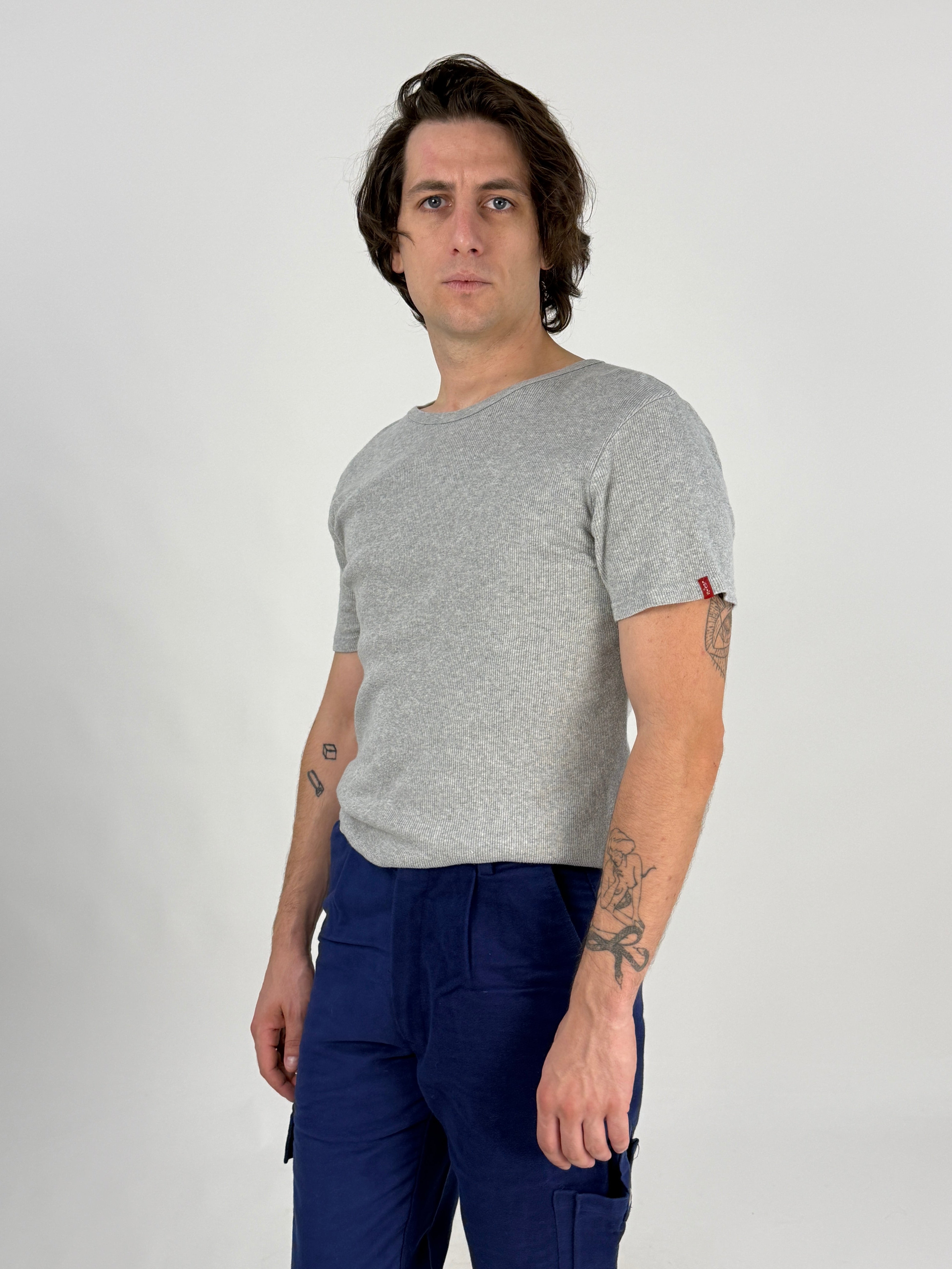 T-shirt a costine vintage Levi's Red Tab grigio mélange - vista frontale modello con tab rosso sulla manica