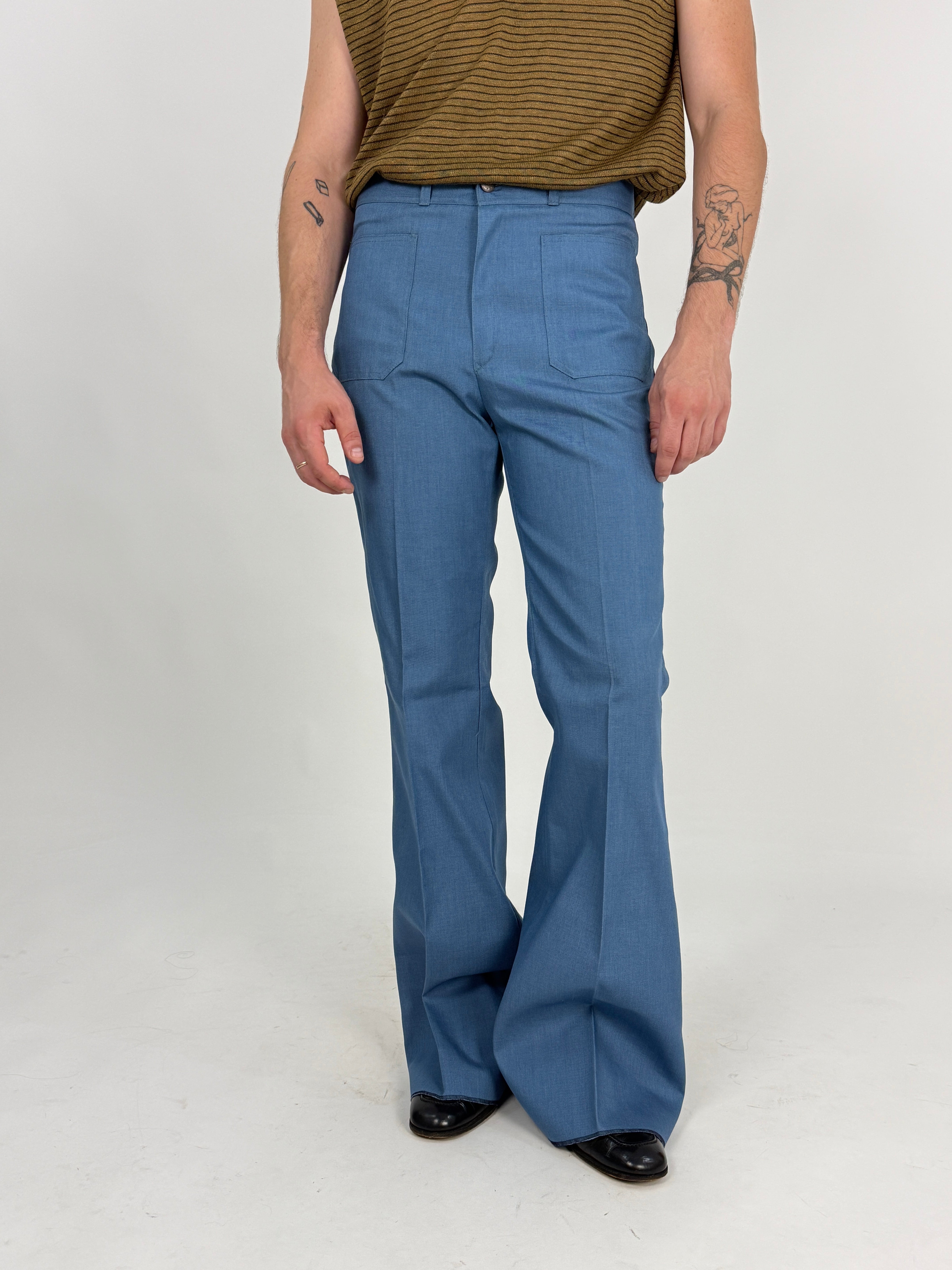 Pantaloni a zampa vintage deadstock anni '70 celeste polvere - vista frontale modello