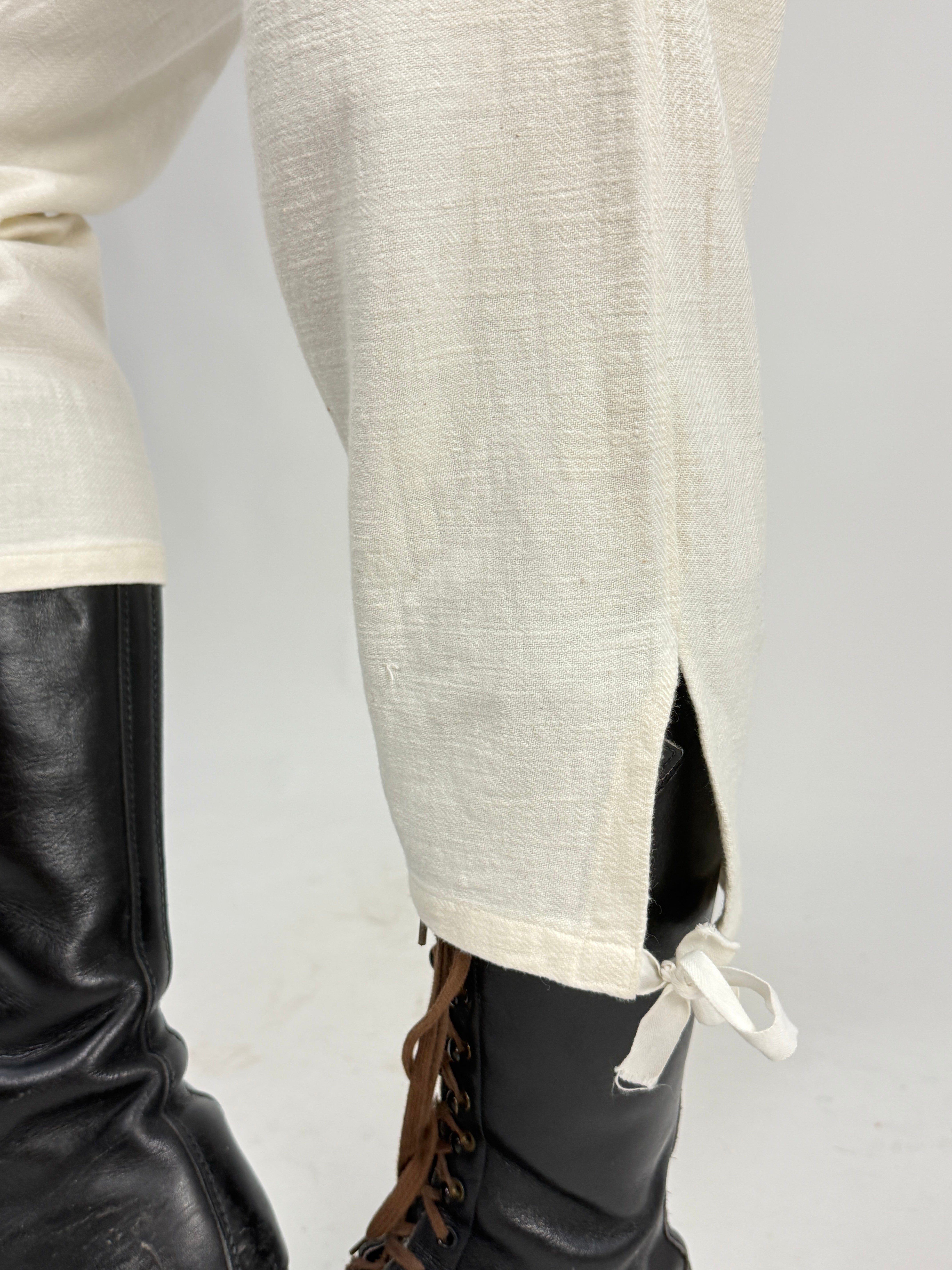 Pantaloni vintage lino grezzo - dettaglio lacci e asola caviglia indossati