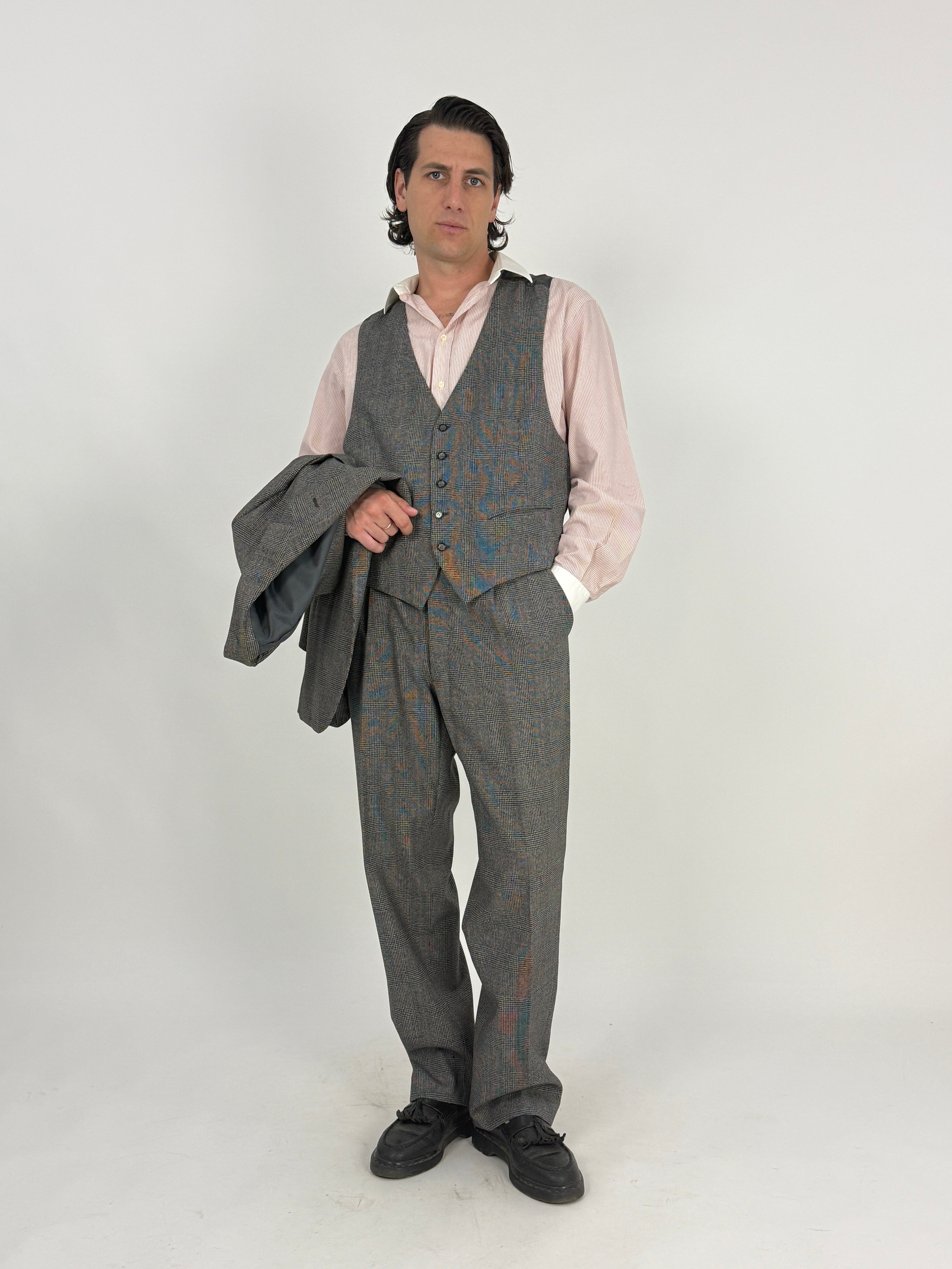 Abito tre pezzi sartoriale vintage principe di galles Pasquale Braccino Siena - modello con gilè e giacca in mano