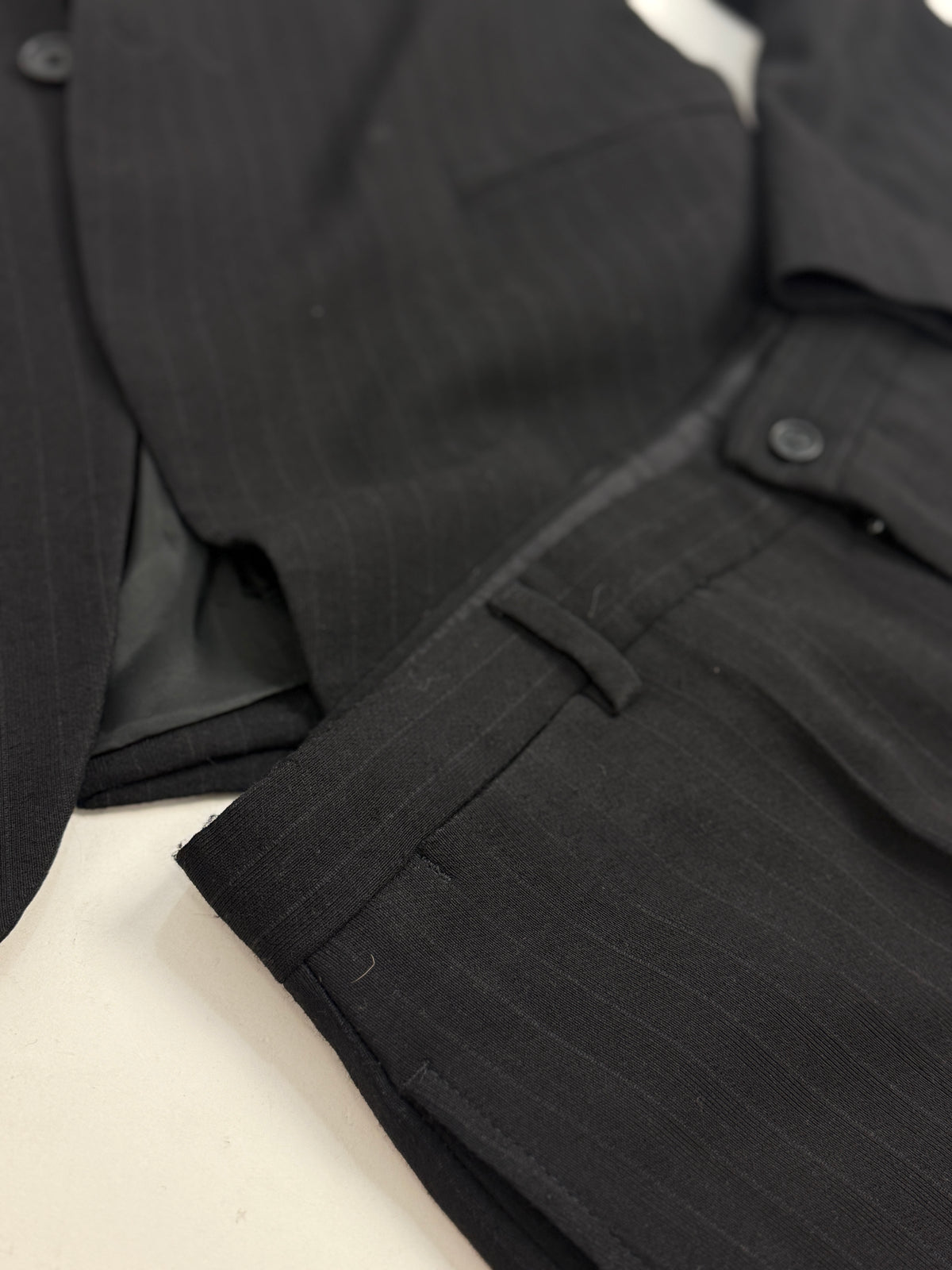 Abito vintage Emporio Armani gessato nero - dettaglio fondo gamba pantalone con orlo da fare