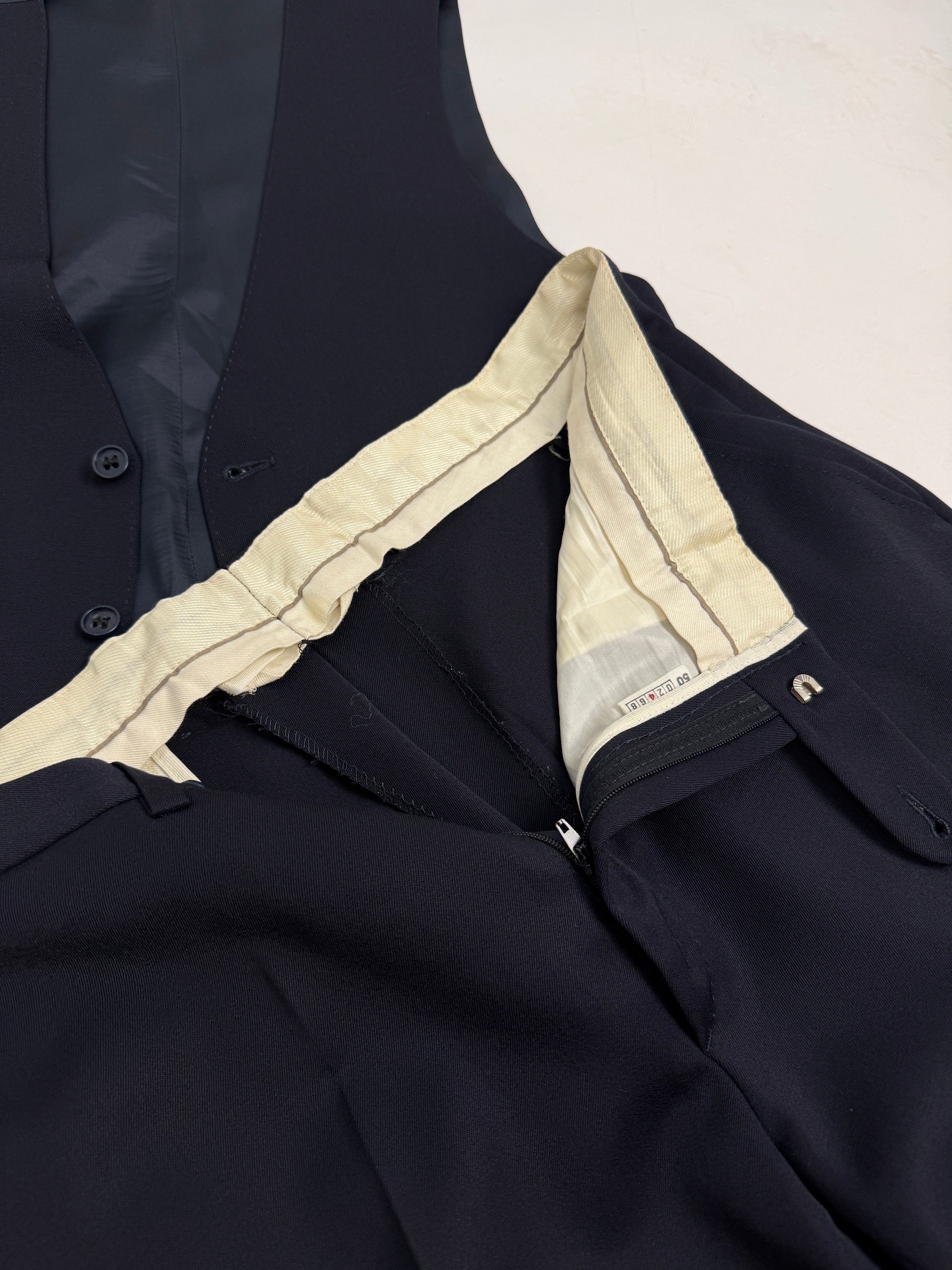 Completo vintage anni '70 - dettaglio interno pantalone con cinturino sartoriale e retro gilè in contrasto avorio