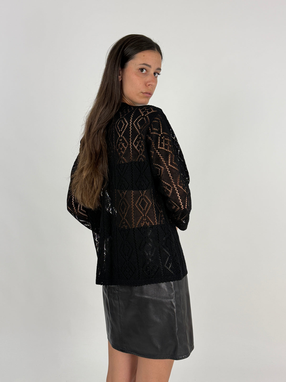 Cardigan vintage Oscar pizzo traforato nero - vista posteriore indossata