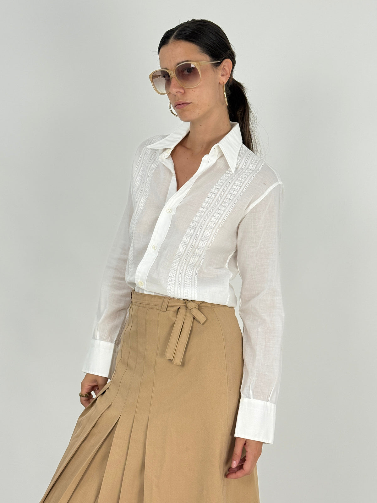 Camicia vintage Pavone Firenze bianca con pizzo traforato - vista laterale indossata