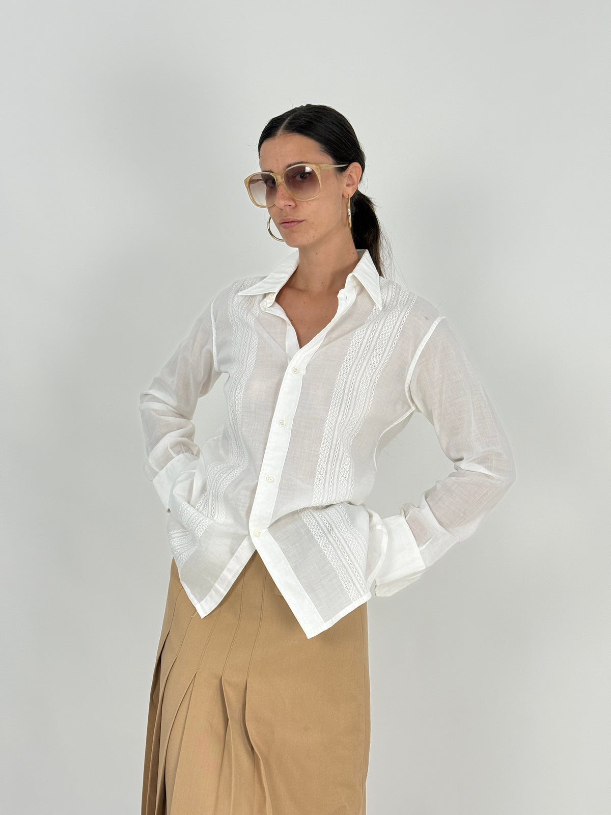 Camicia vintage Pavone Firenze bianca con pizzo traforato - vista frontale indossata