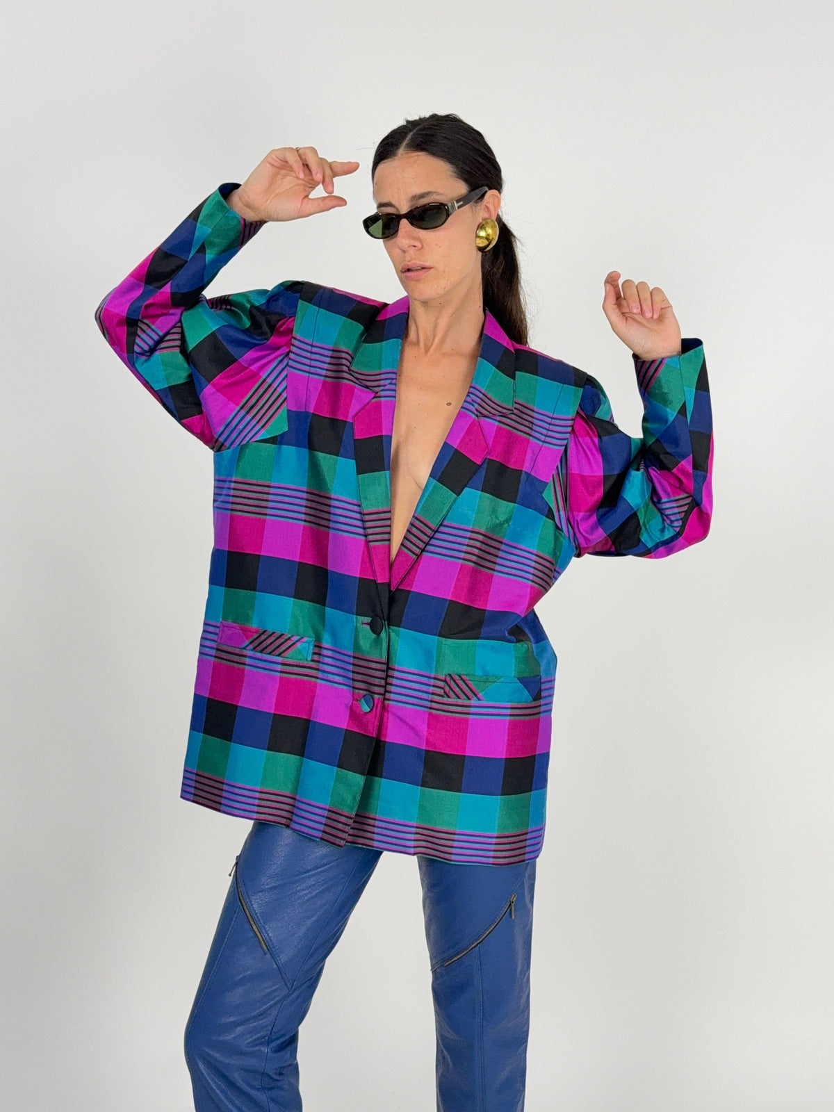 Blazer vintage Thai Silk tartan multicolor - vista frontale con braccia alzate