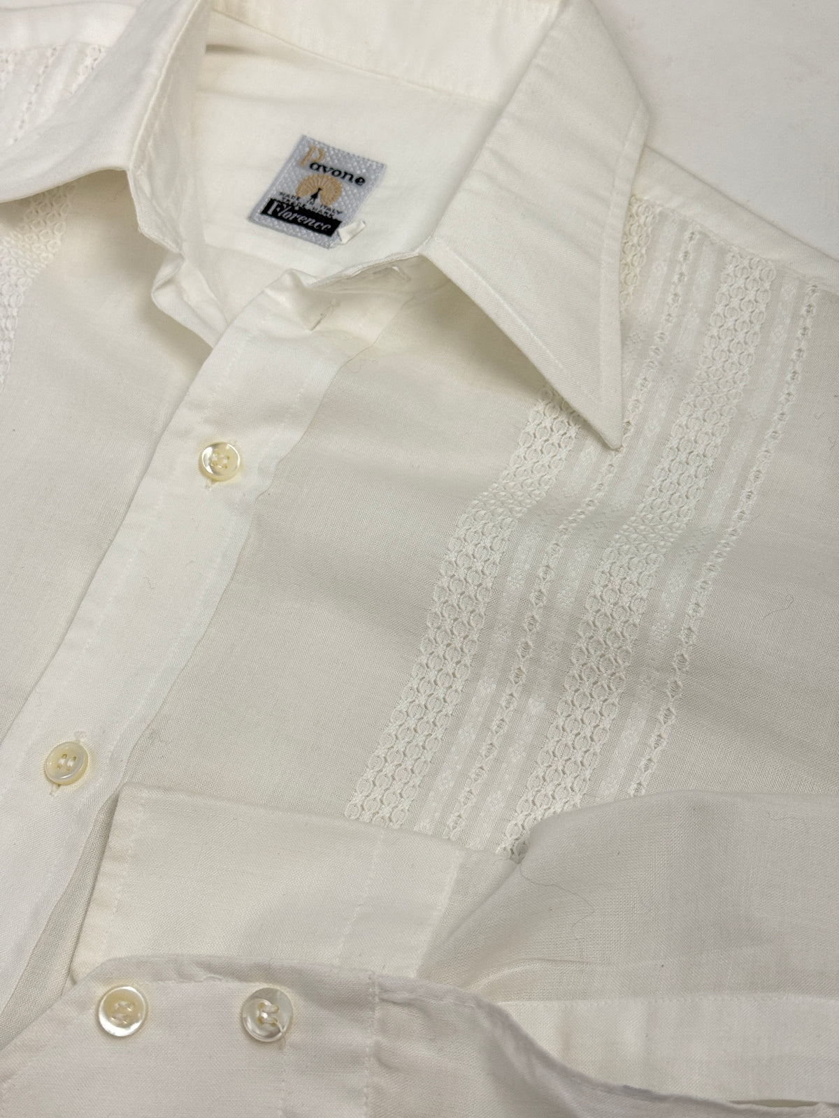 Camicia vintage Pavone Firenze - dettaglio colletto Spread, pizzo traforato e bottoni madreperla