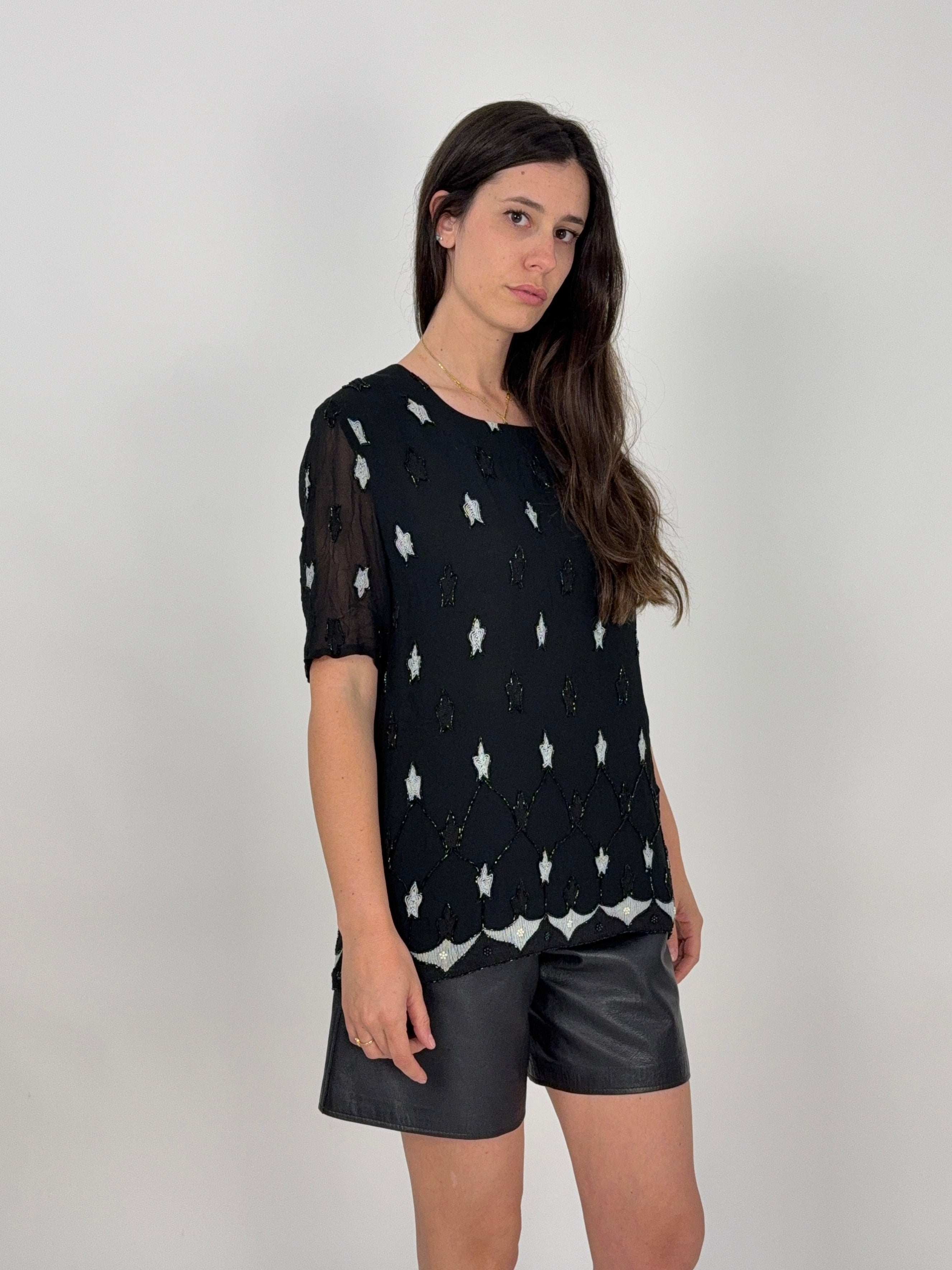 blusa realizzata a mano in chiffon con ricami e perline