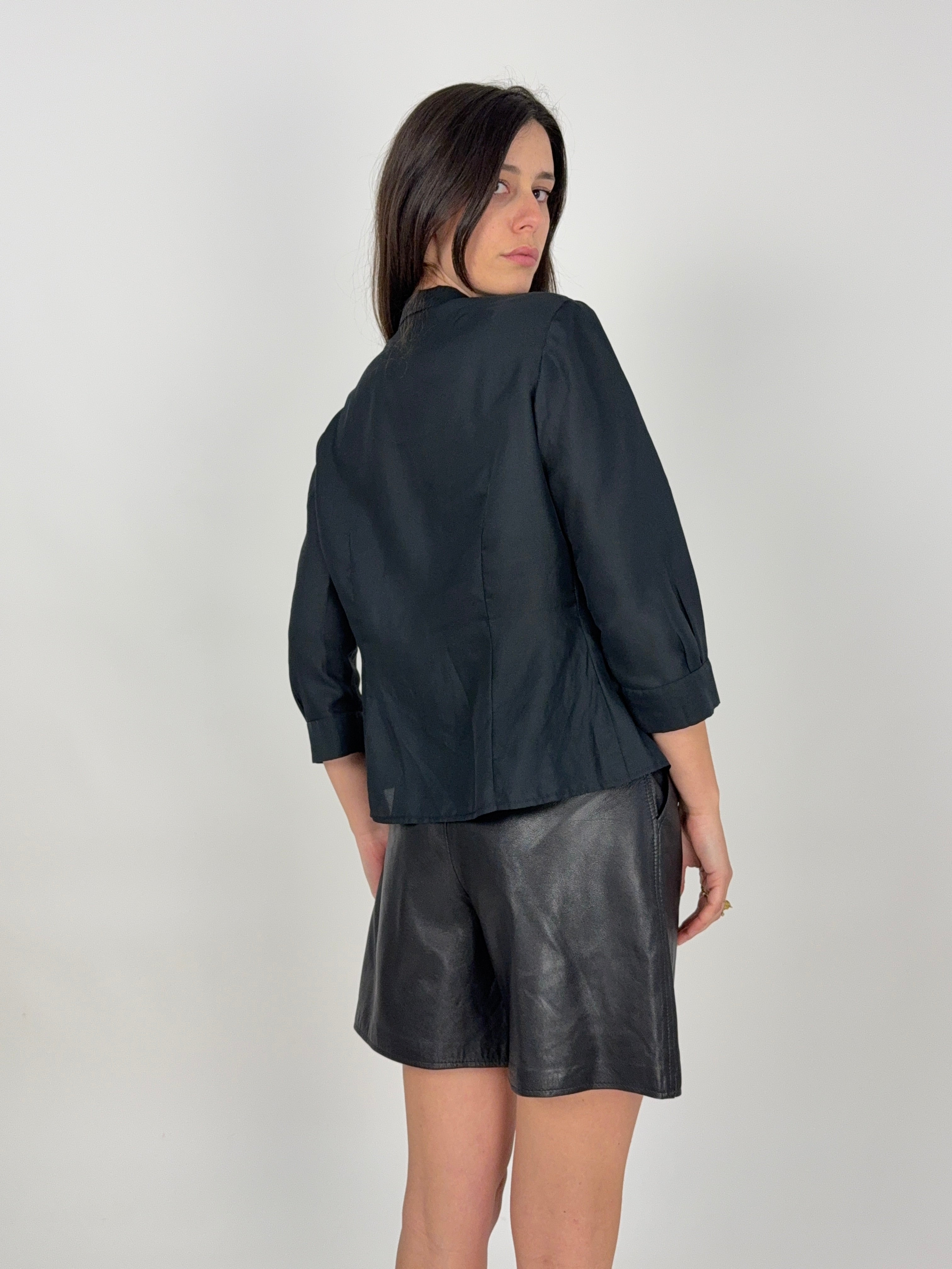 Camicia vintage nera con ricami floreali e manica a 3/4