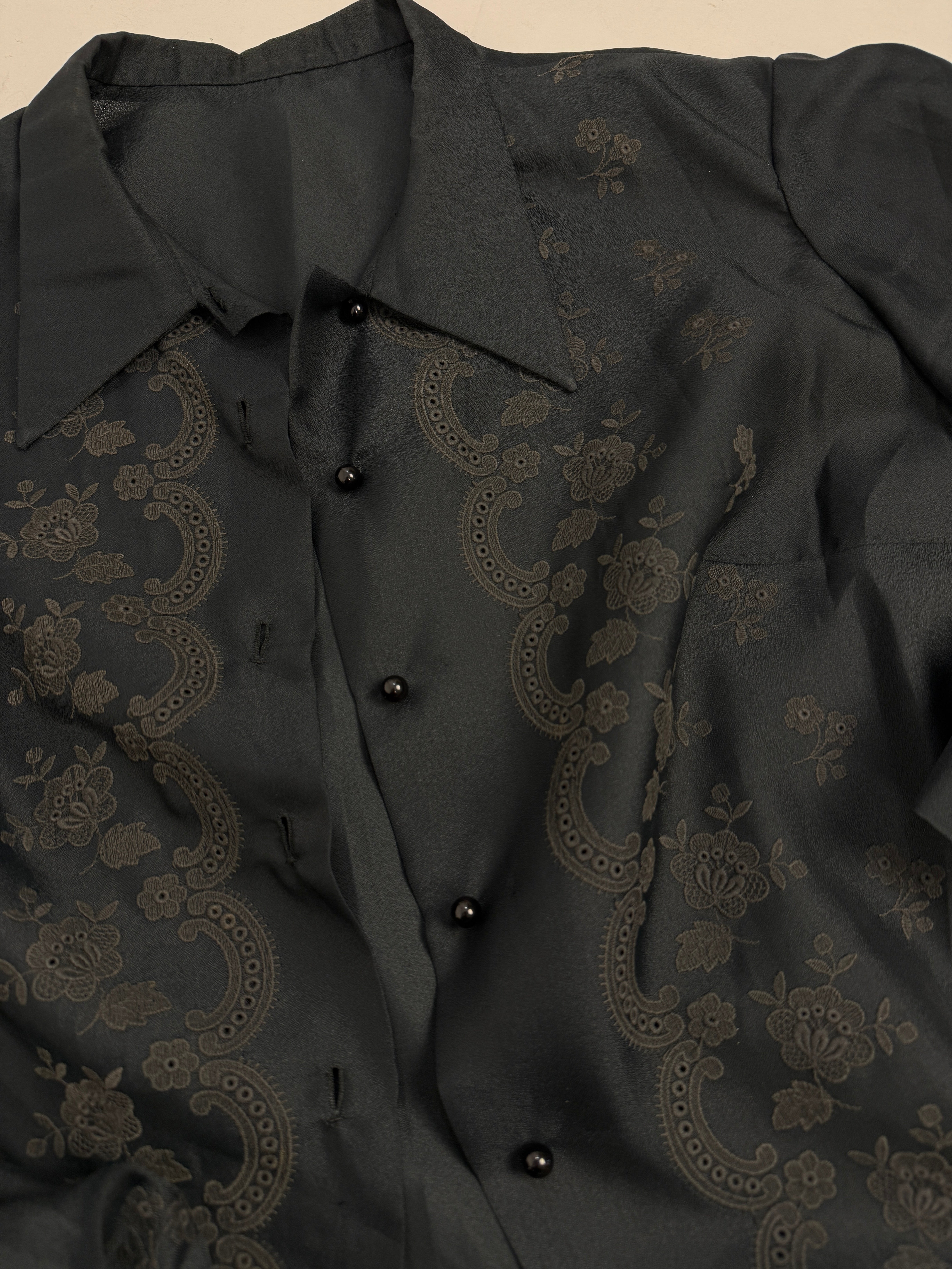 Camicia vintage nera con ricami floreali e manica a 3/4