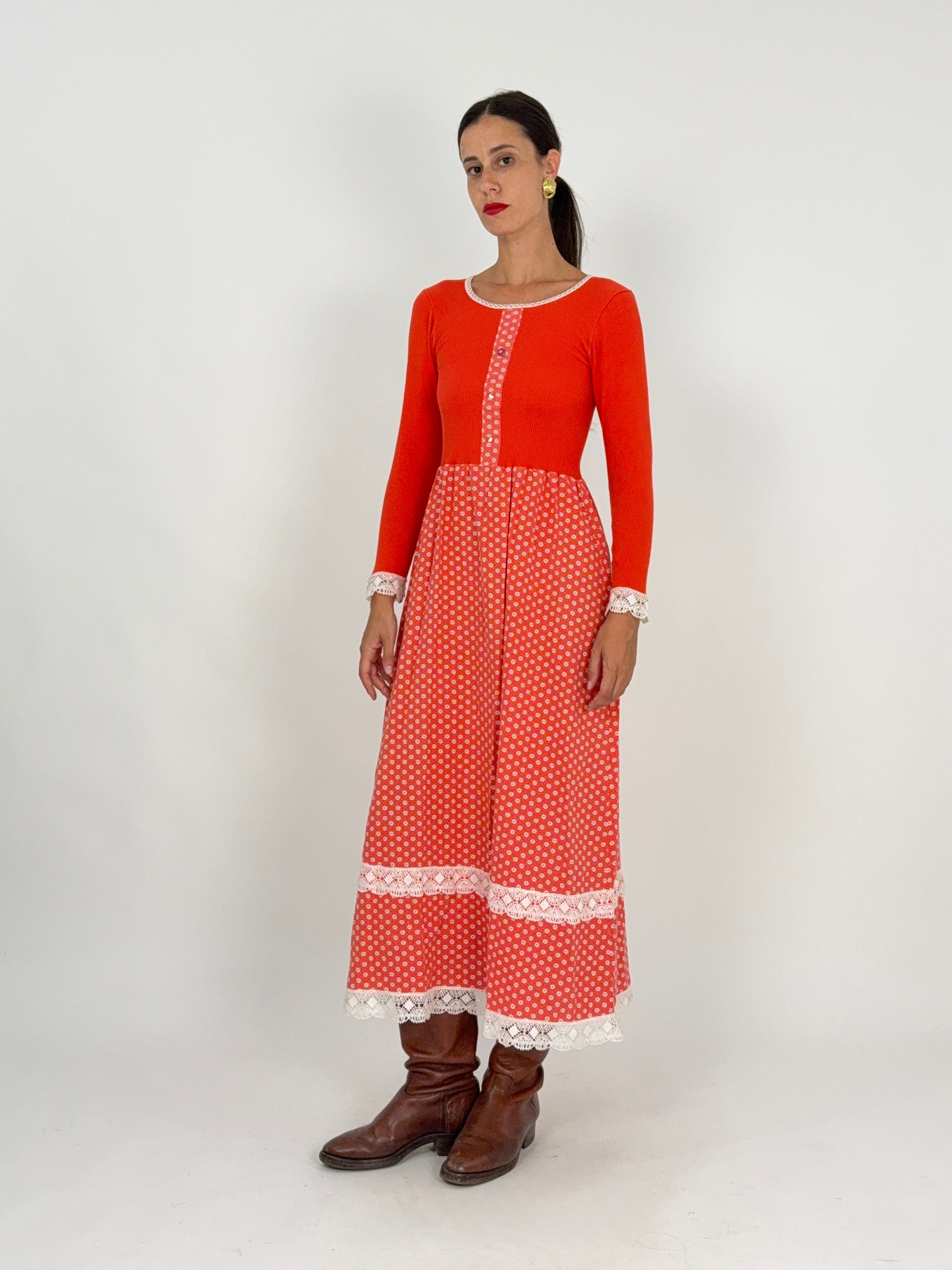 Prairie Dress Folk Rosso Anni '70 - vista frontale indossato