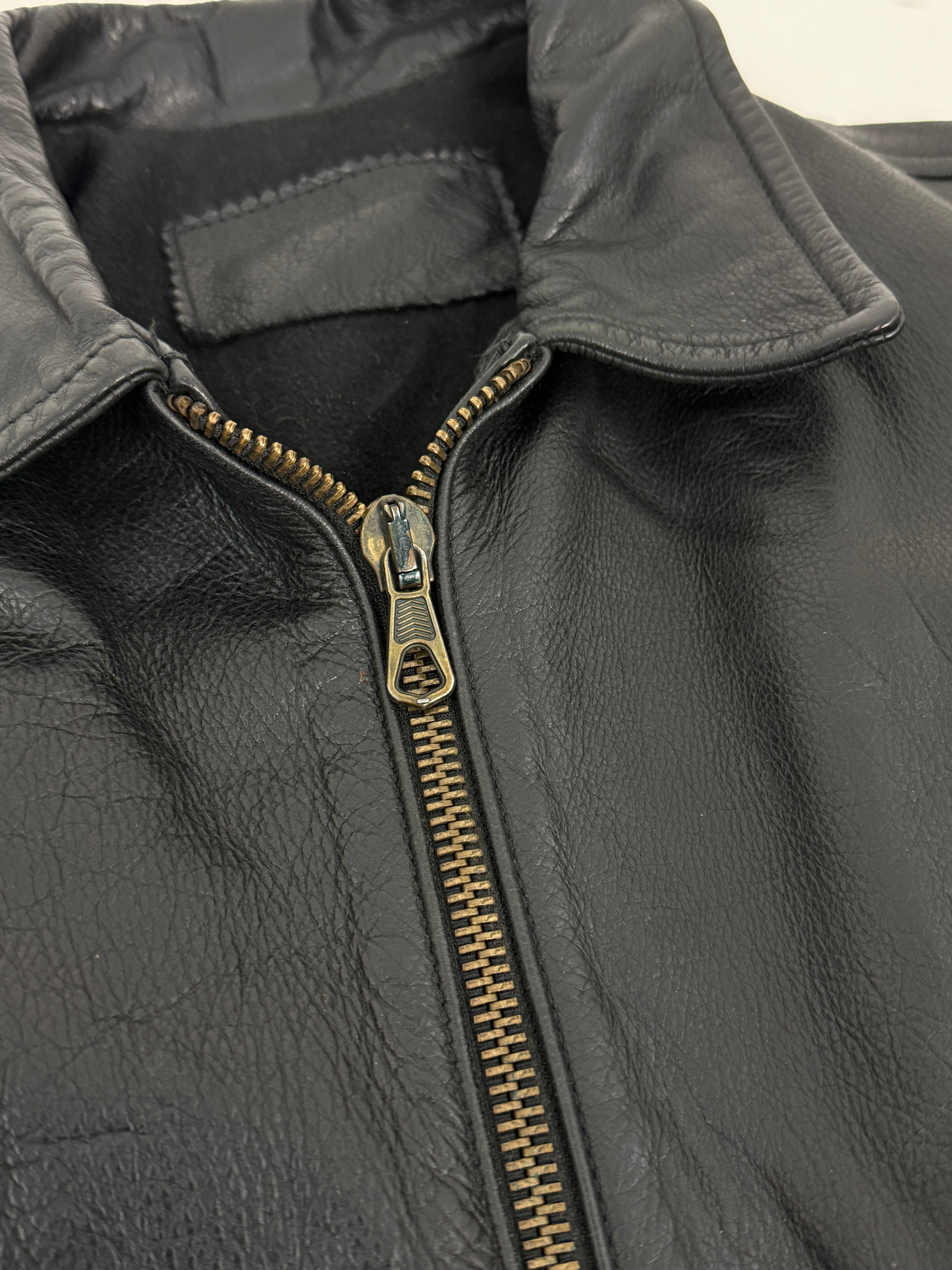 Giacca Car Coat Pelle Martellata Nera - dettaglio texture pelle martellata