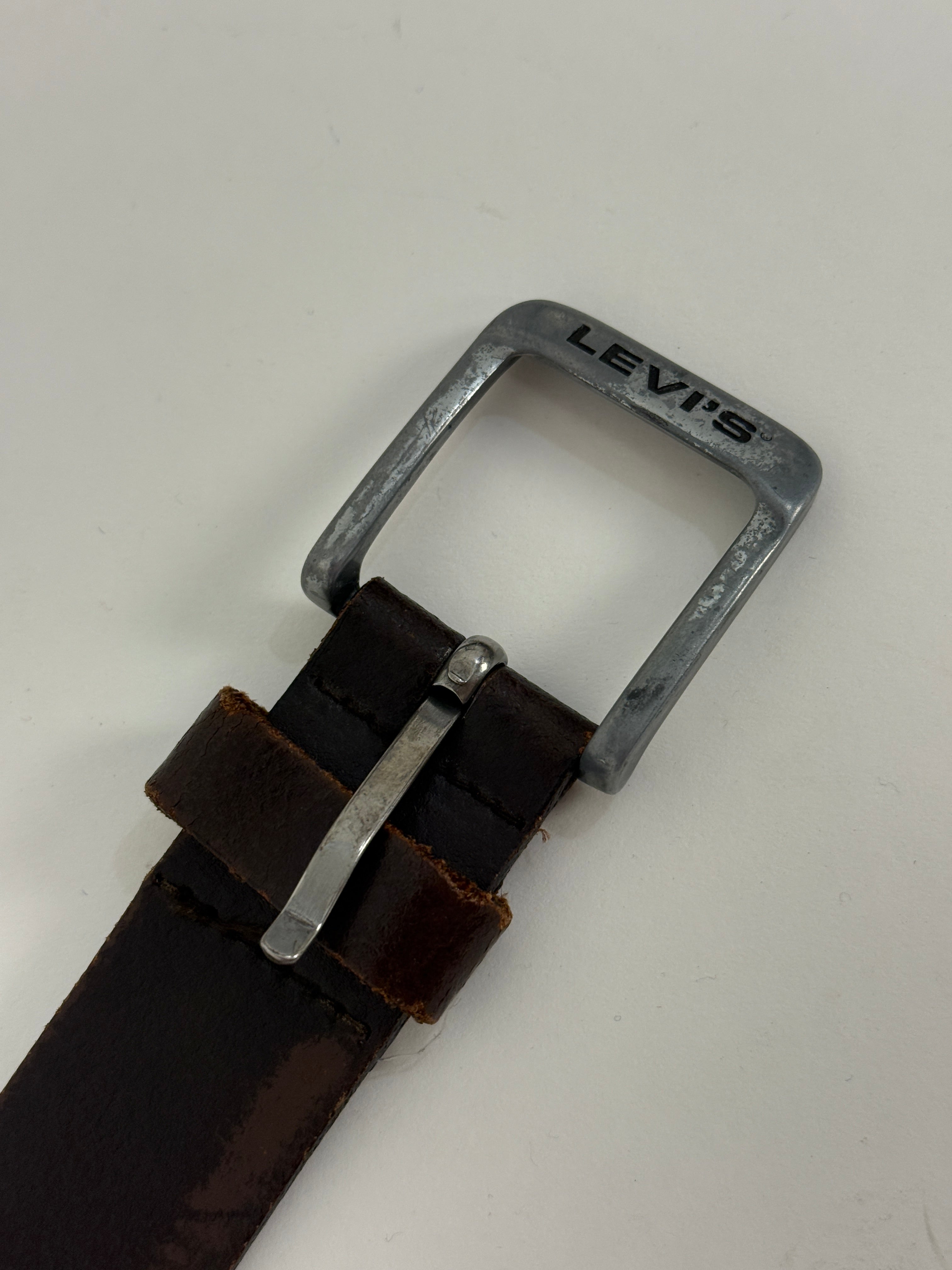 Cintura Levi's Vintage - dettaglio fibbia rettangolare argentata con logo LEVI'S stampato fronte