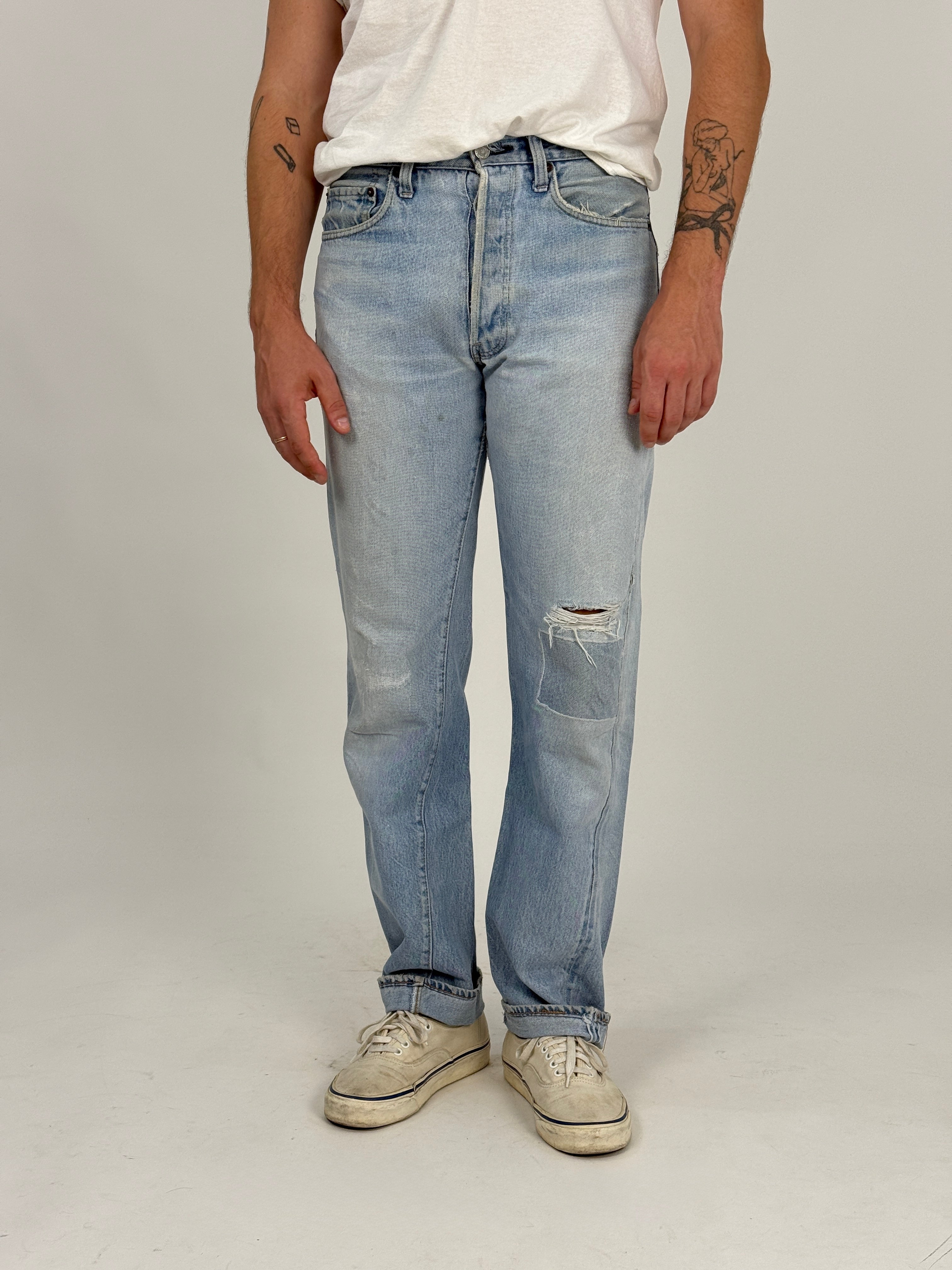 Levi's 501 Redline Selvedge Single Stitch Anni '70 - dettaglio frontale vita con chiusura bottoni e fading naturale honeycombs