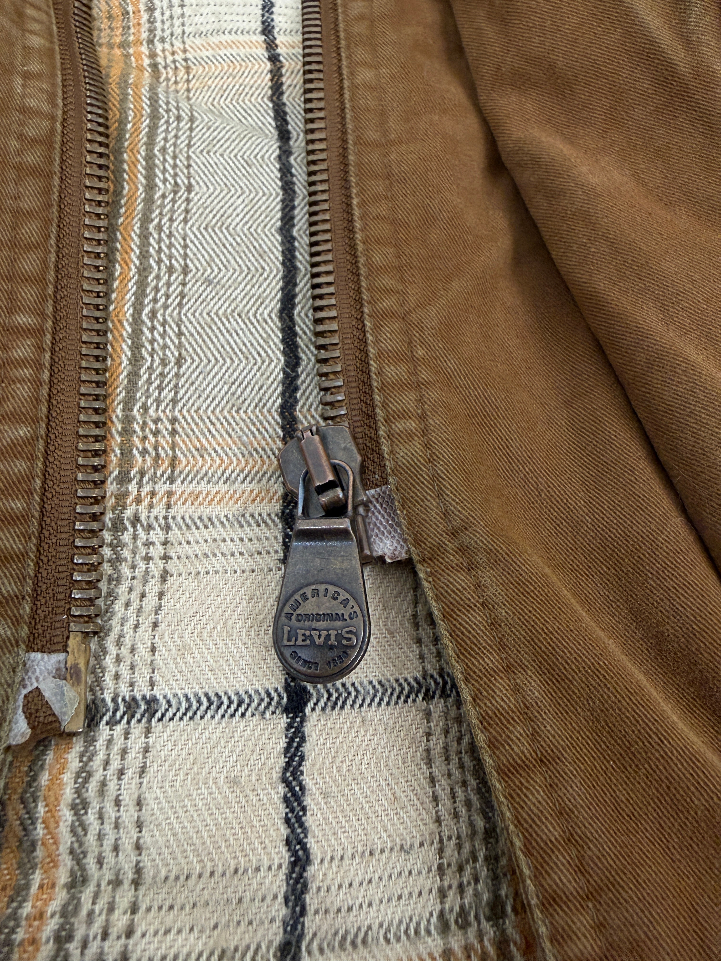 Levi's Fireman Coat Canvas Tabacco Anni '90 - dettaglio cursore zip bronzata con logo America's Original Levi's e fodera tartan