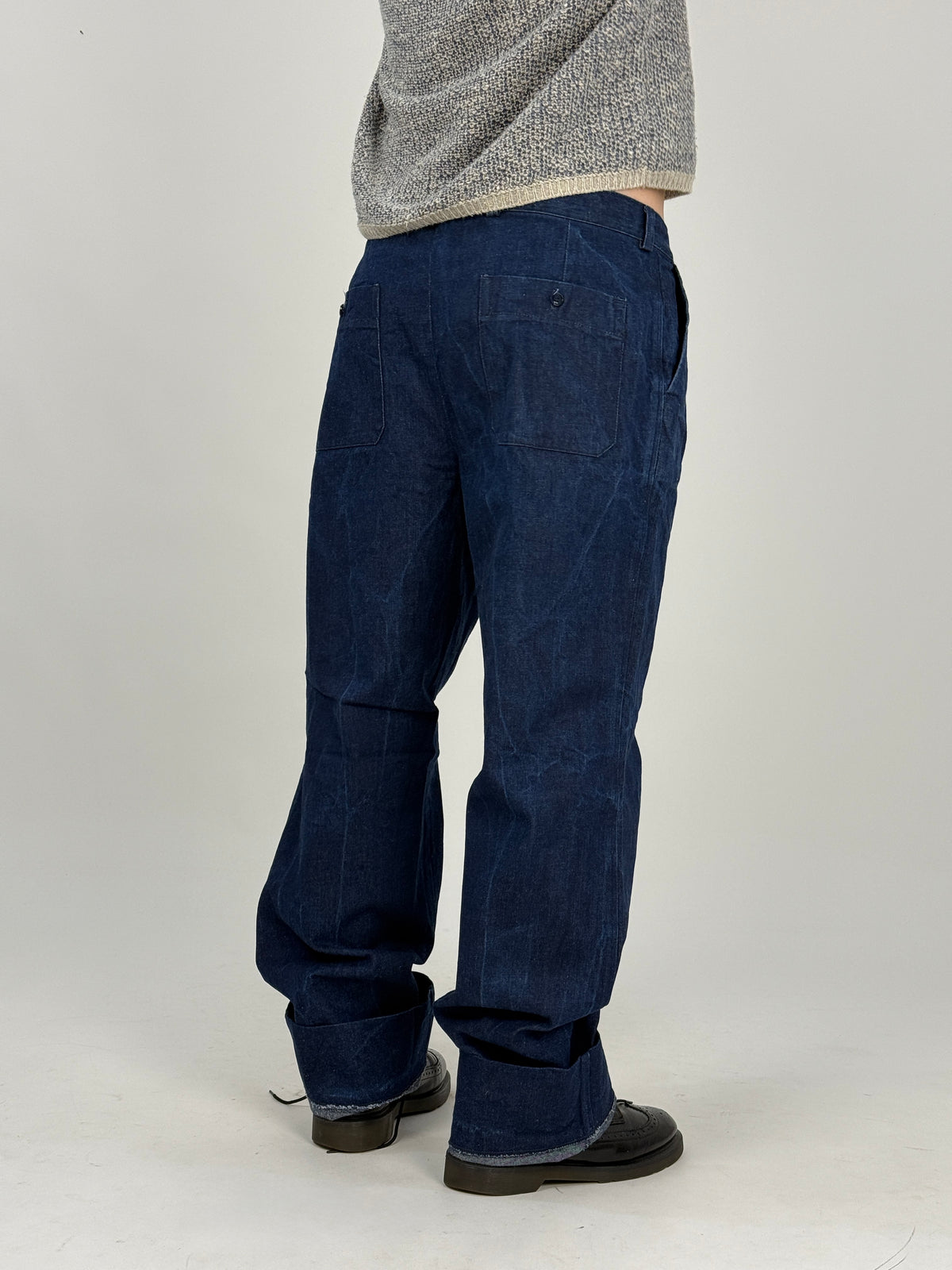Pantaloni Denim Esercito Italiano Vintage - vista posteriore tre quarti con tasche a toppa e orlo risvoltato
