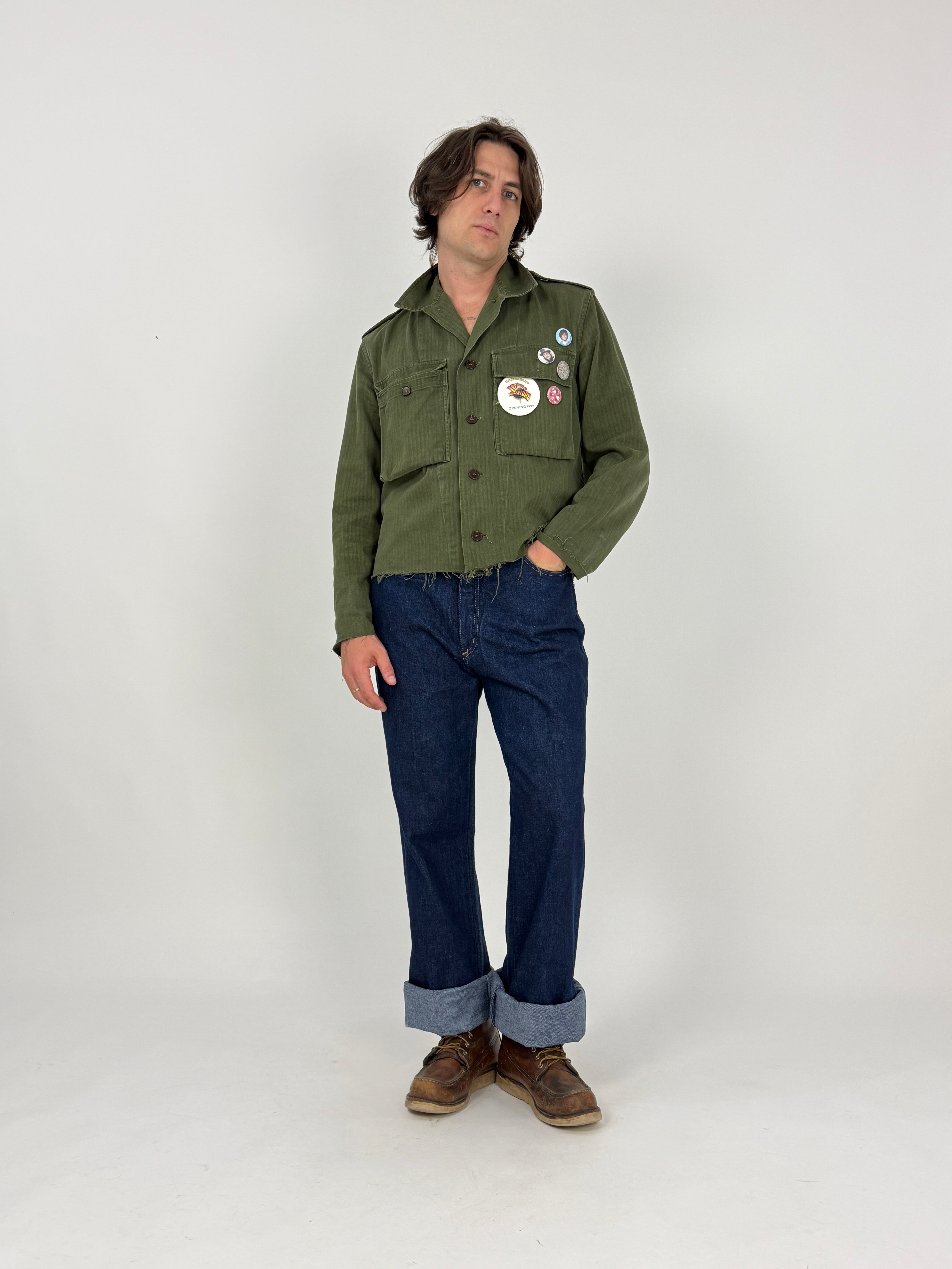 Jeans Spitfire Vintage Anni '70 Raw Denim - look completo indossato con giacca militare e badge