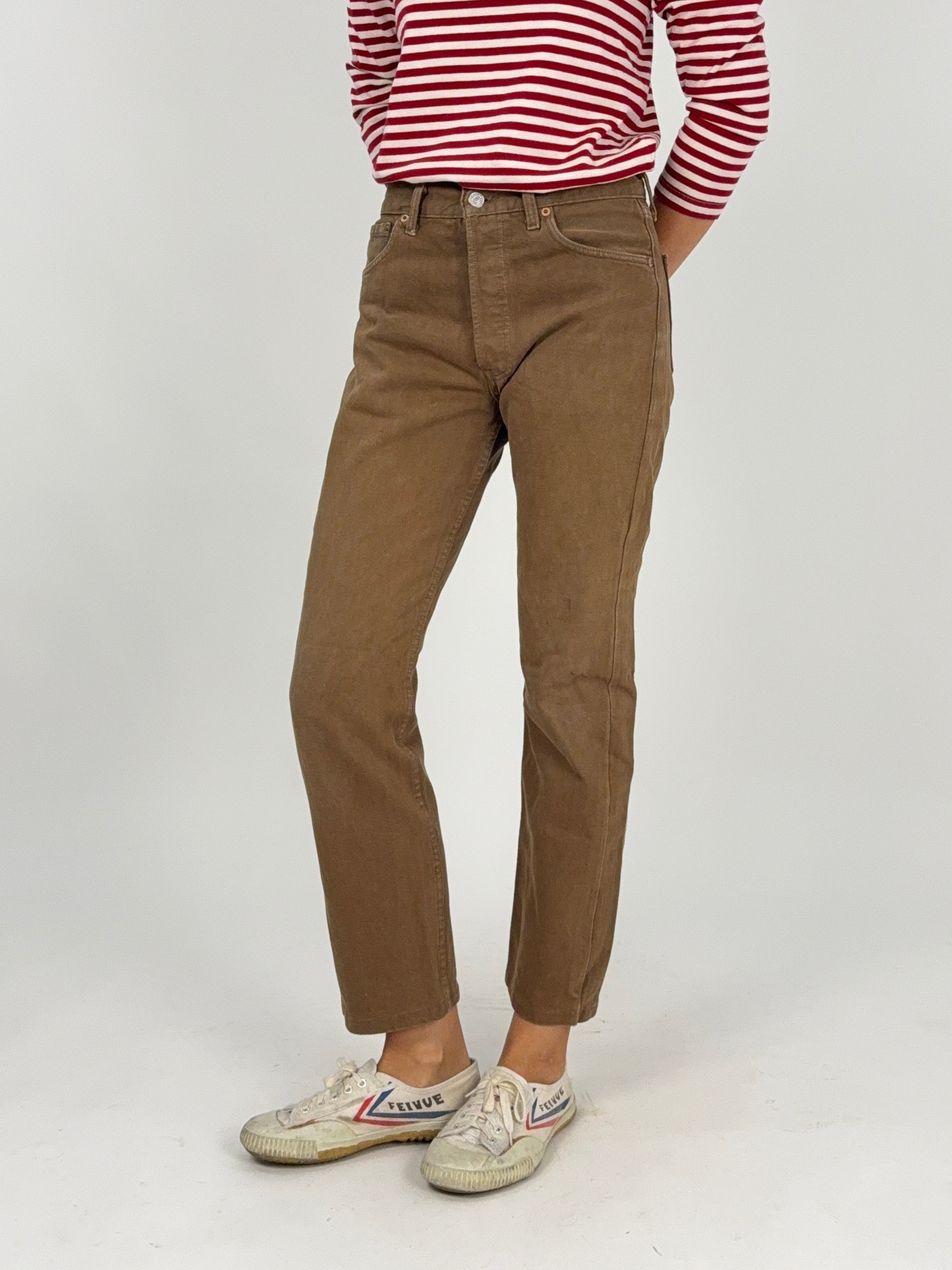 Levi's 501 Made in USA Vintage Donna W30 L30 Sabbia - vista frontale intera indossata con maglia a righe rosse e sneakers Feiyue
