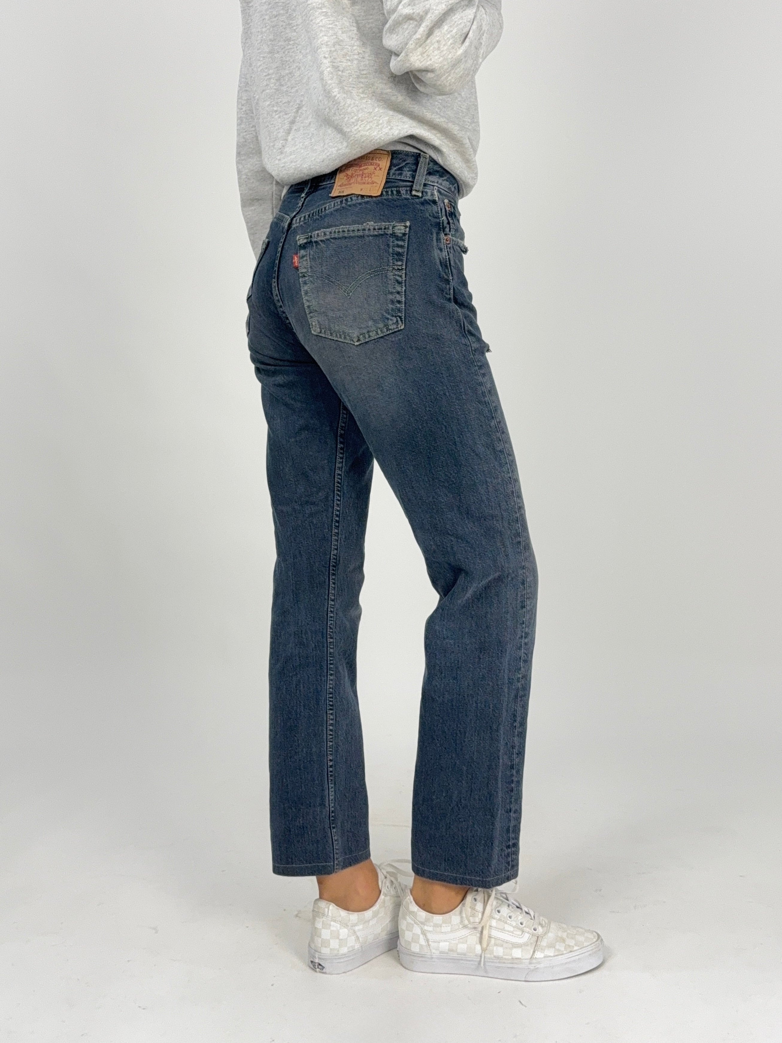 Levi's 501 Vintage Donna W29 Lavagna - vista posteriore tre quarti con patch Two Horse integra e red tab Levi's