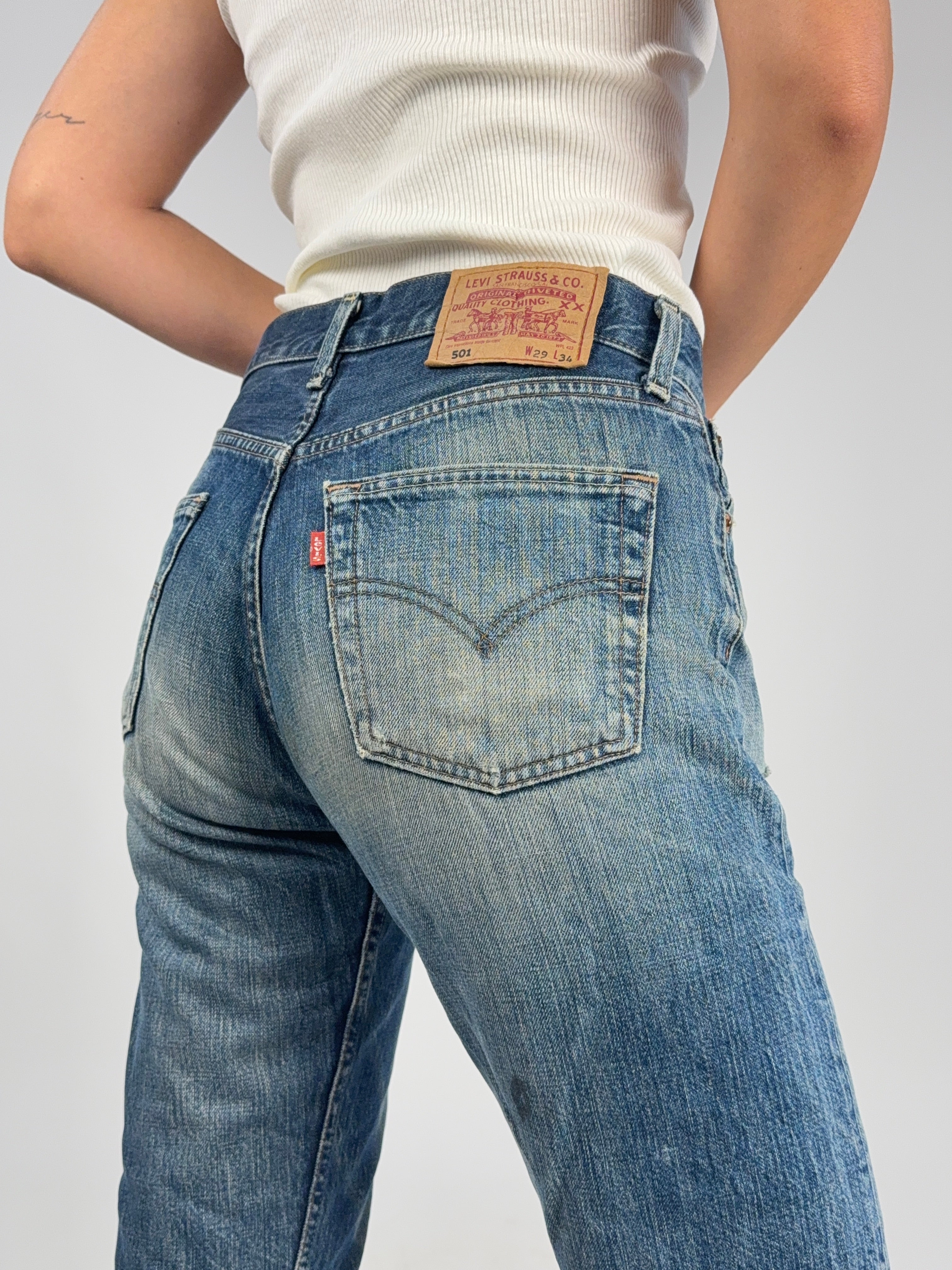 Levi's 501 Vintage Donna W29 - dettaglio posteriore con patch Two Horse integra e red tab Levi's