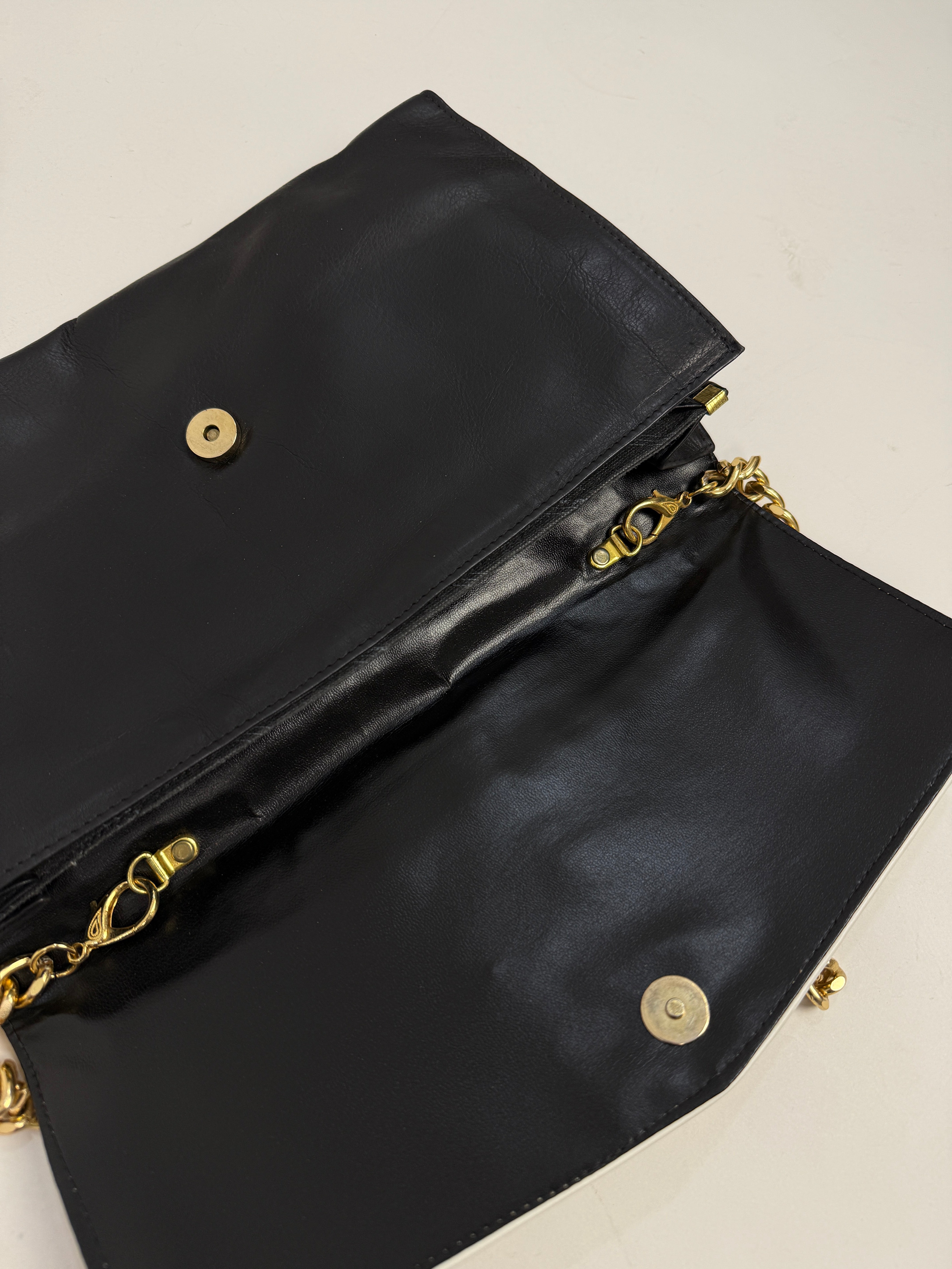Borsa anni '80 in pelle nera con catena oro