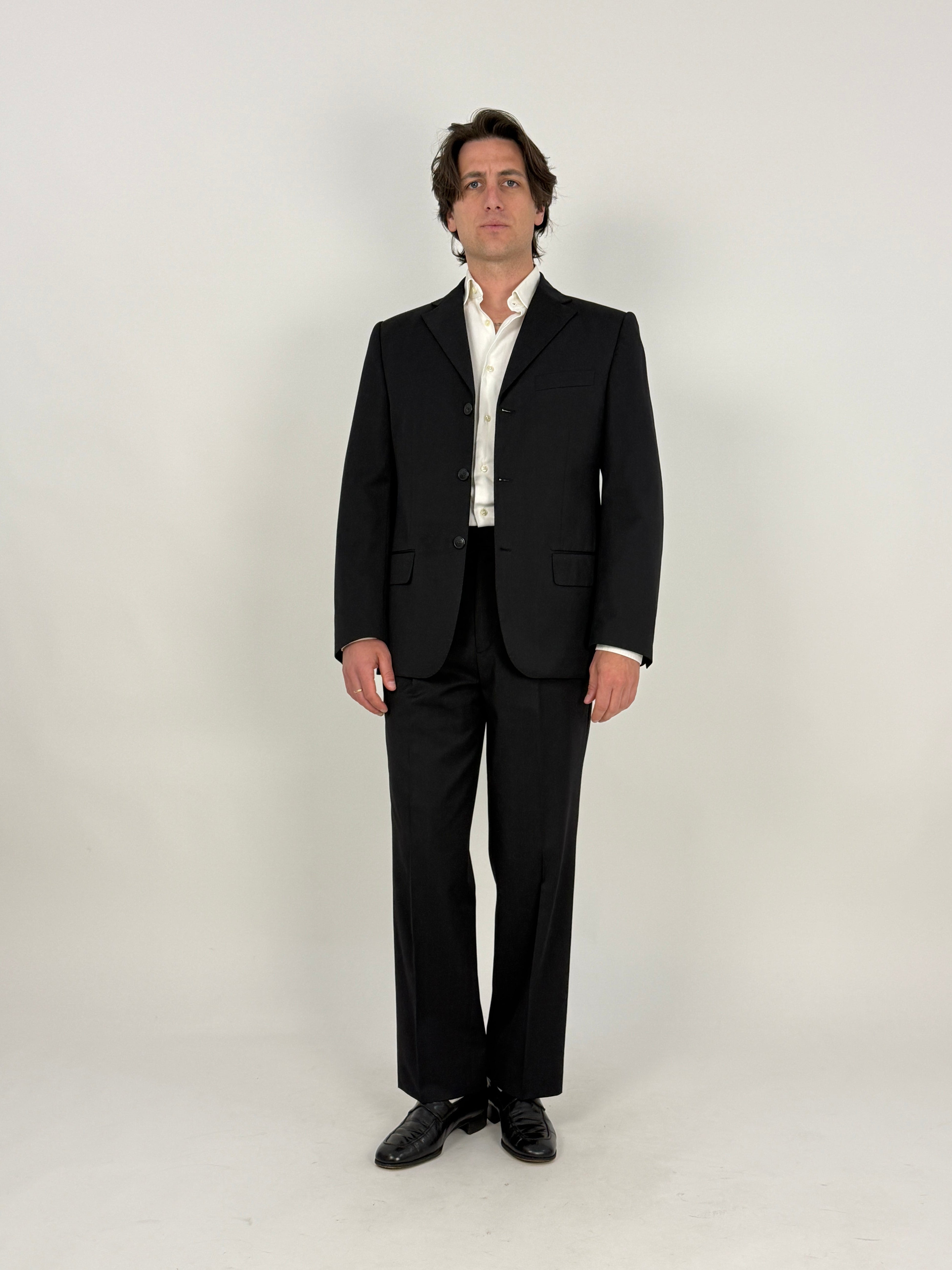 completo Gianni Versace Versus gessato da uomo, indossato con camicia bianca classica e mocassino in pelle nera
