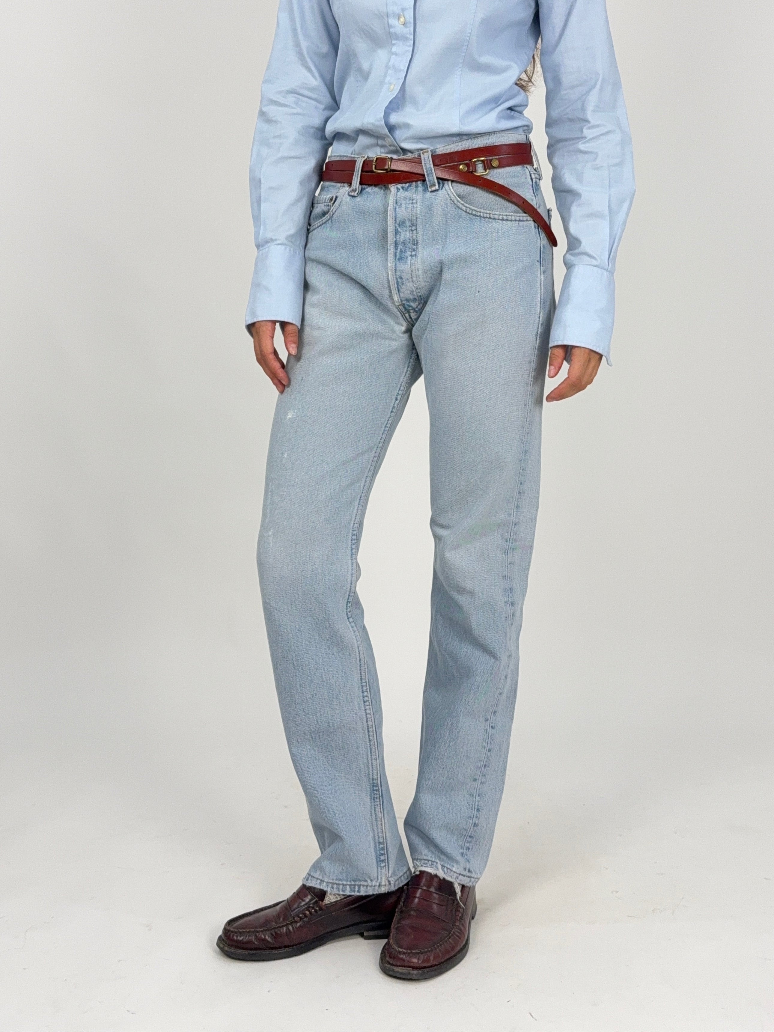Jeans Vintage Levi's 501 Made in USA Light Wash W31 - vista frontale intera indossata con camicia azzurra e loafers bordeaux