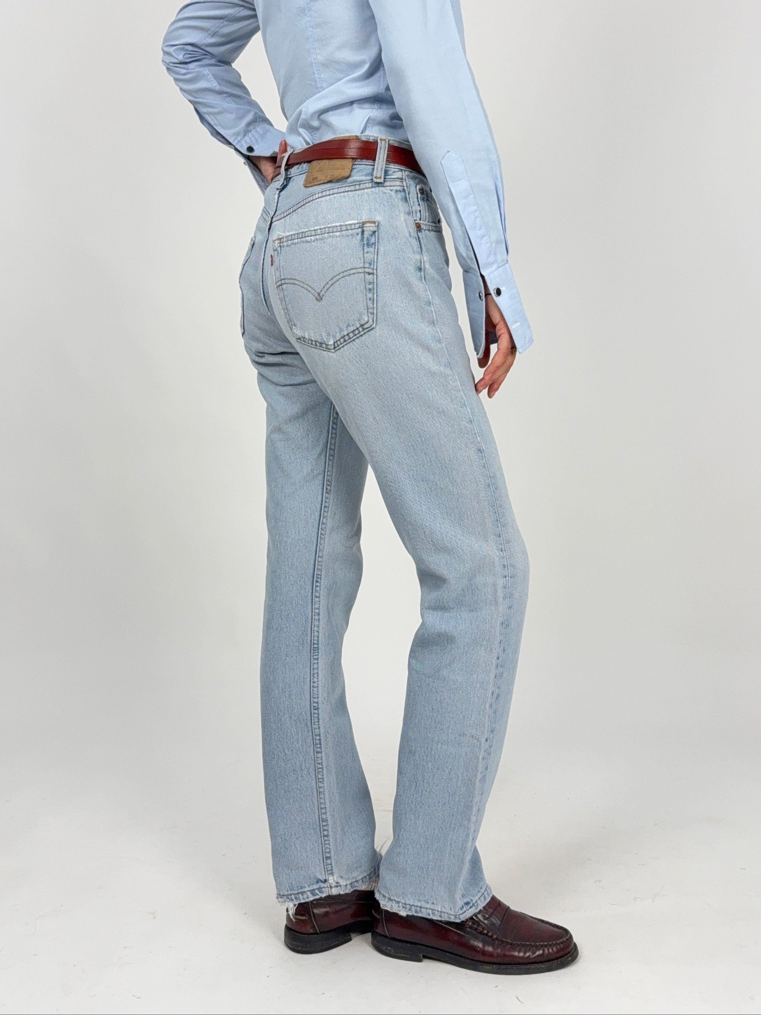 Jeans Vintage Levi's 501 Made in USA Light Wash W31 - vista posteriore con dettaglio patch in pelle Levi's e tab rosso