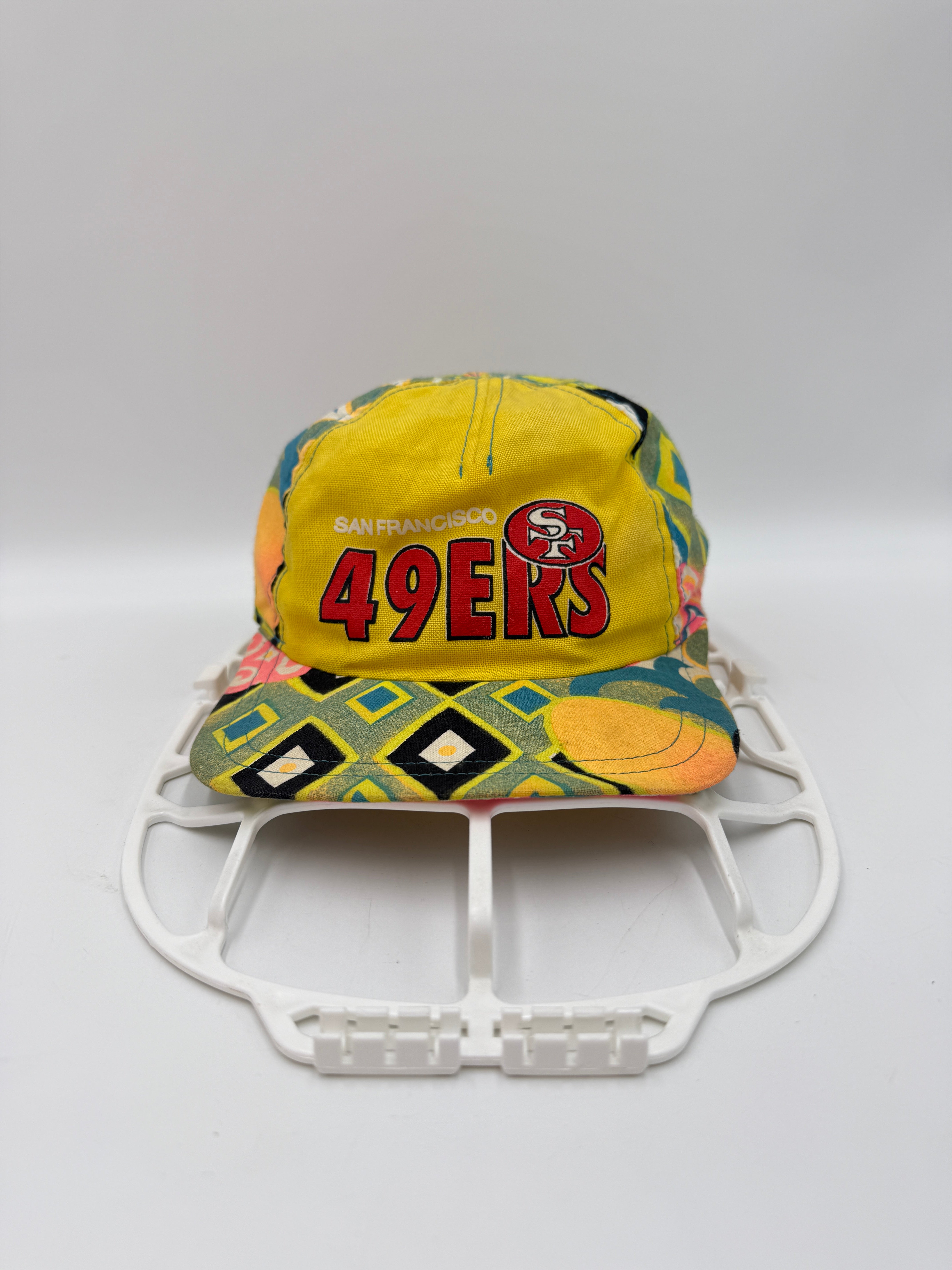 capello baseball anni '90 con grafica geometrica