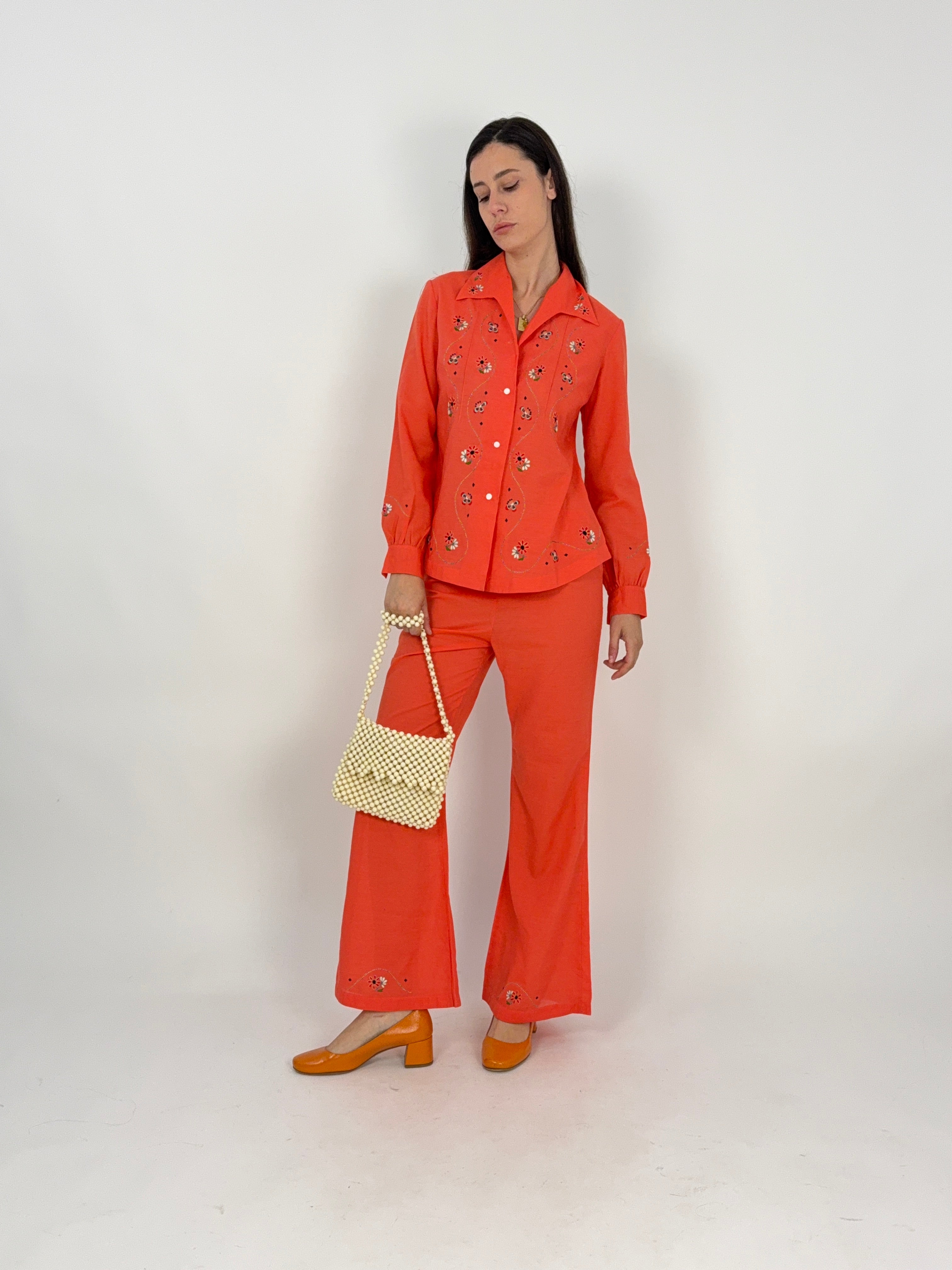 Completo ricamato con blusa e pantalone morbido