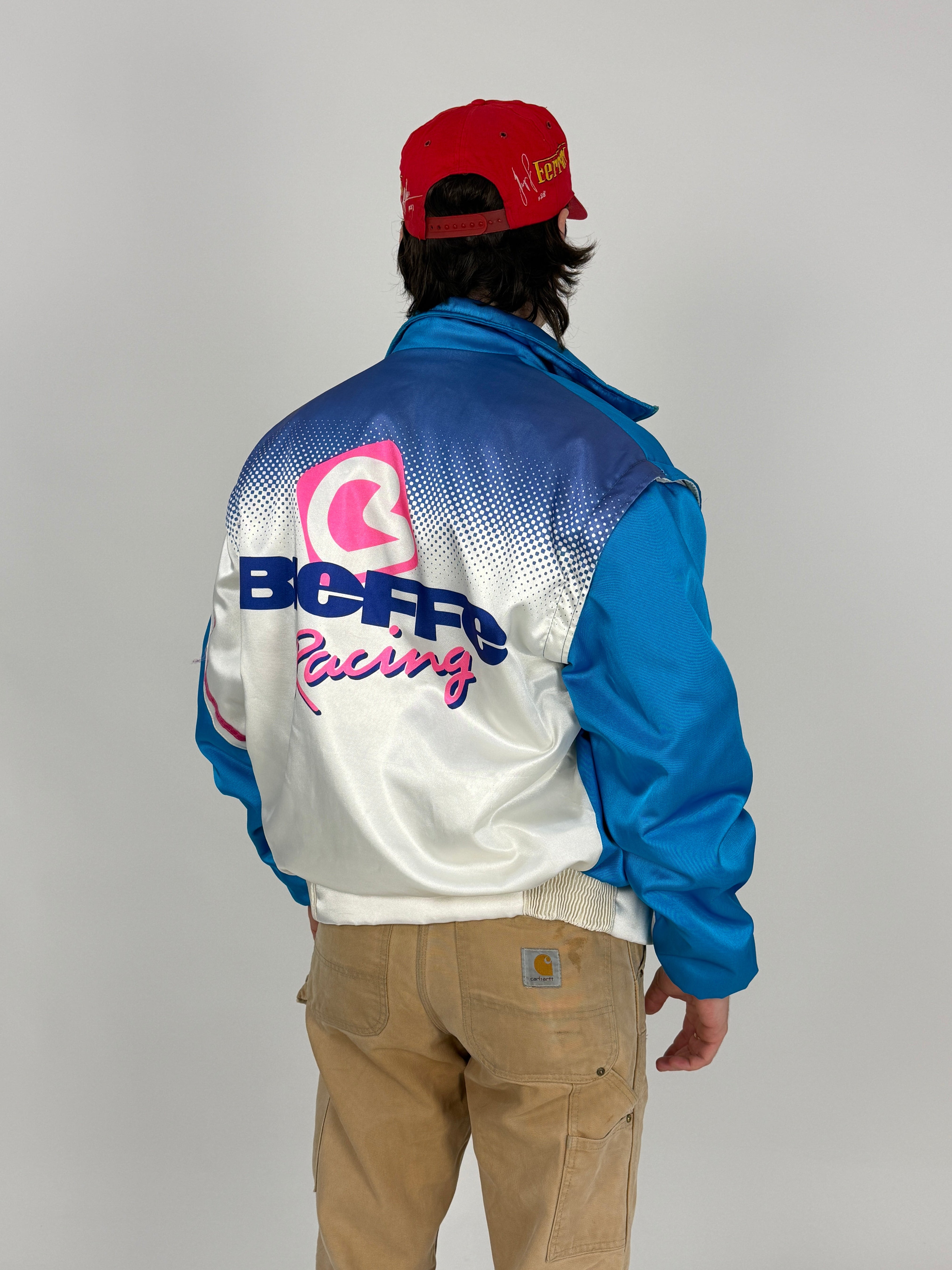 Giacca Vintage Bieffe Racing Azzurro Bianco Fucsia - vista frontale chiusa indossata con cappello Marlboro e pantaloni cargo beige