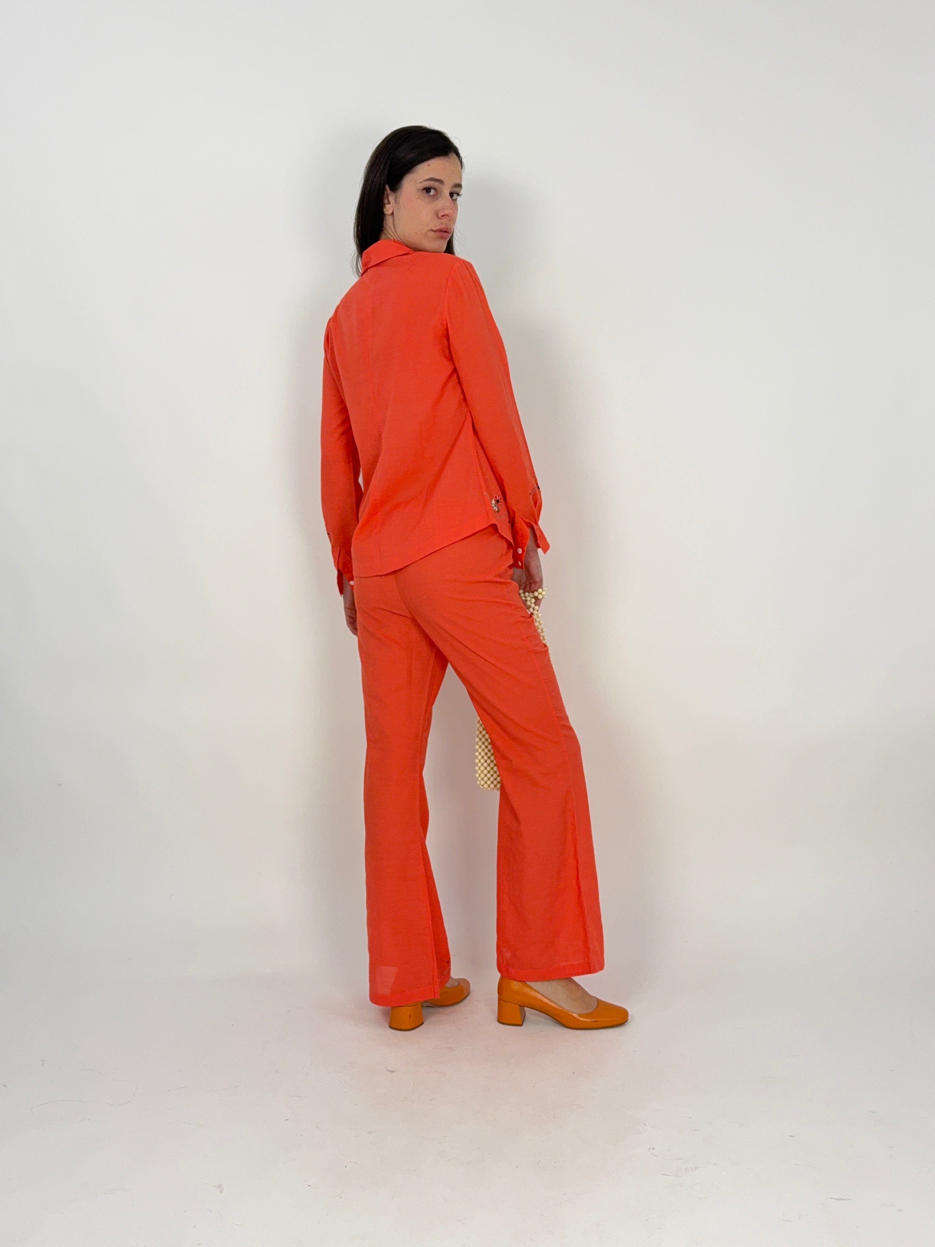 Completo ricamato con blusa e pantalone morbido